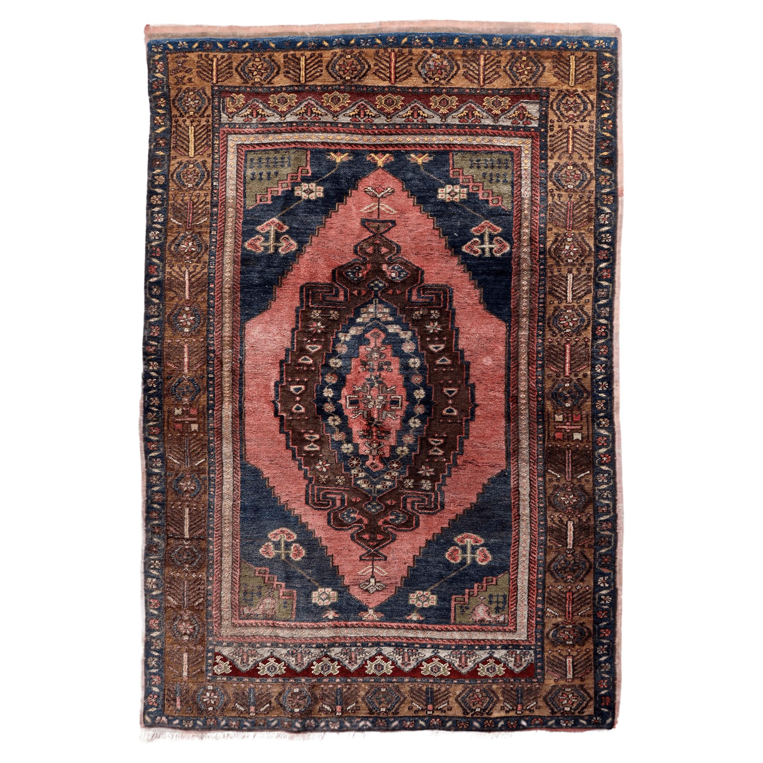 Handgefertigter türkischer anatolischer Vintage-Teppich 3.7' x 5.6', 1970er Jahre - 1C1098 im Angebot
