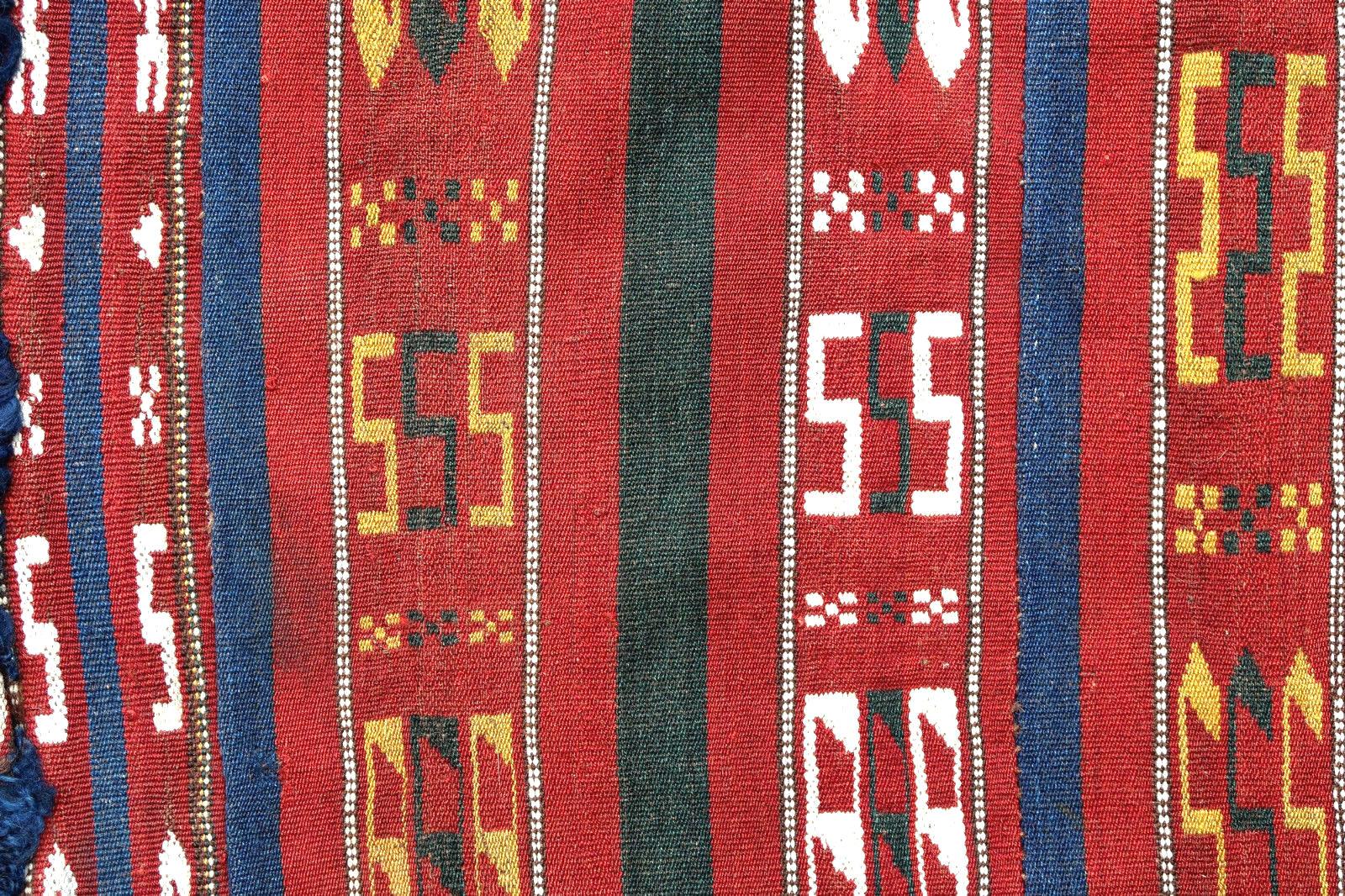 Antike Satteltasche aus der Türkei im Kelim-Stil. Der Teppich stammt vom Anfang des 20. Jahrhunderts und ist in gutem Originalzustand.

-zustand: original gut,

-um: 1900,

-größe: 3,5' x 4,6' (106cm x 140cm),

-material: