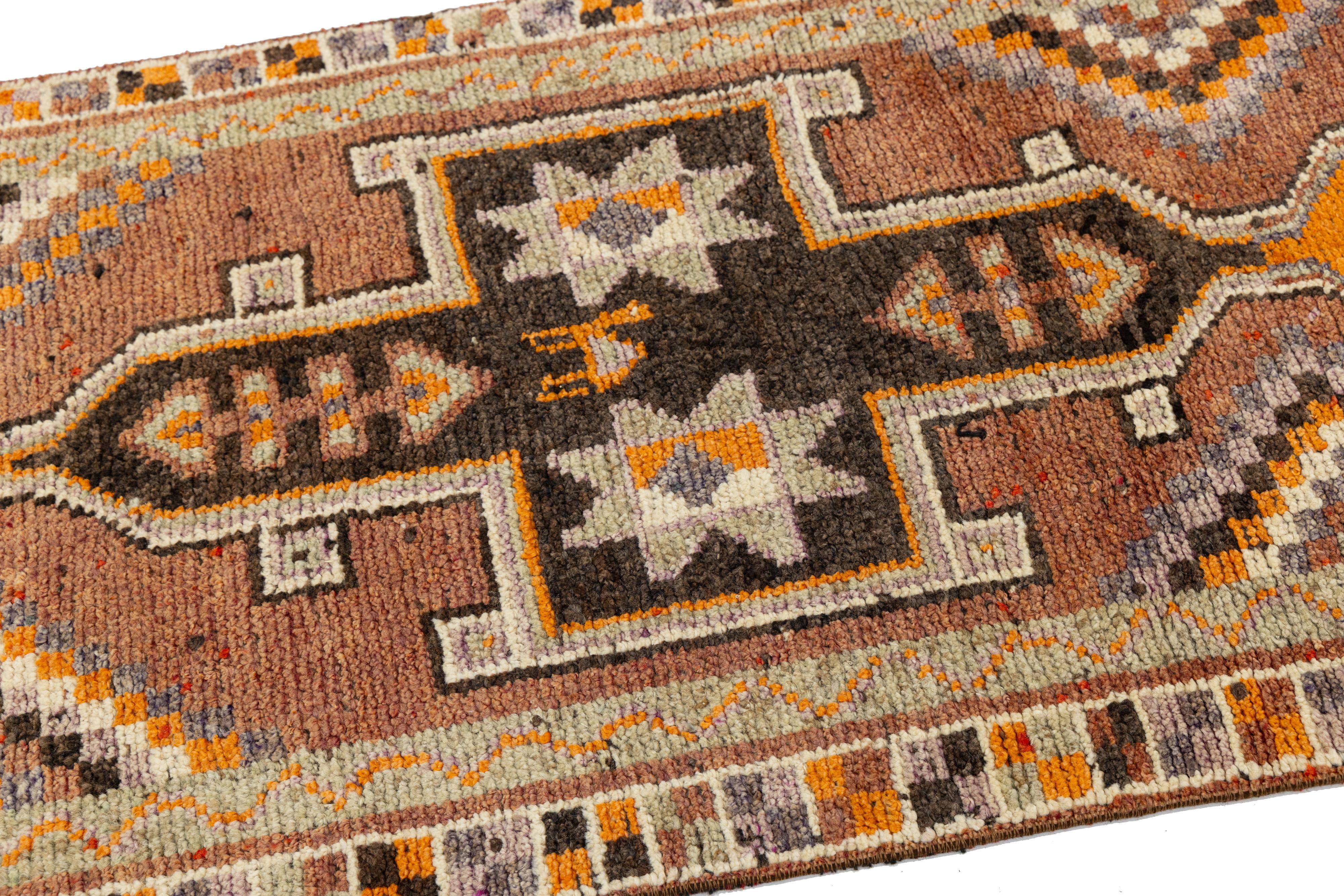 Handgefertigter Läufer aus brauner türkischer Wolle mit Stammes-Sternmotiven im Angebot 3