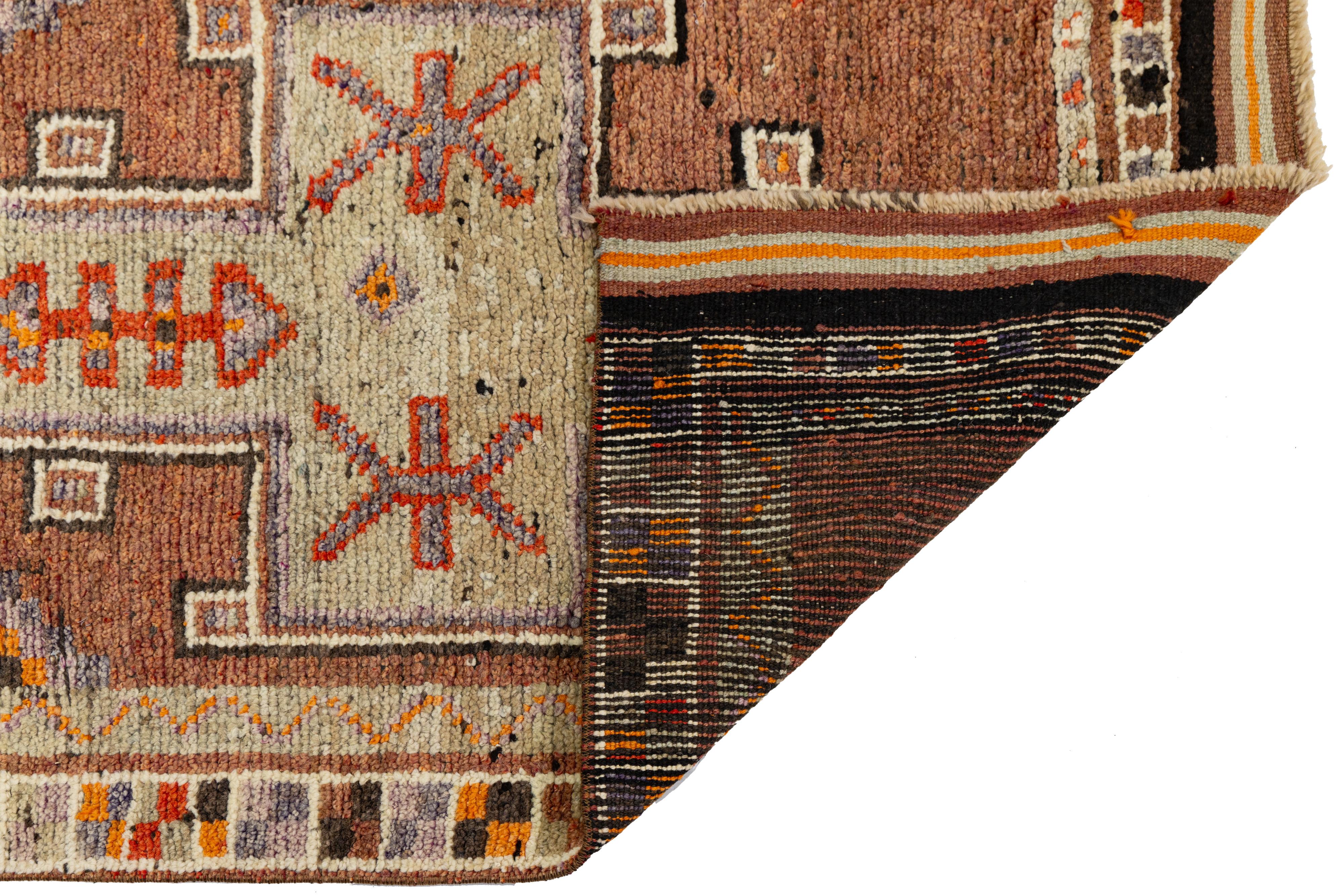 Handgefertigter Läufer aus brauner türkischer Wolle mit Stammes-Sternmotiven (Moderne der Mitte des Jahrhunderts) im Angebot