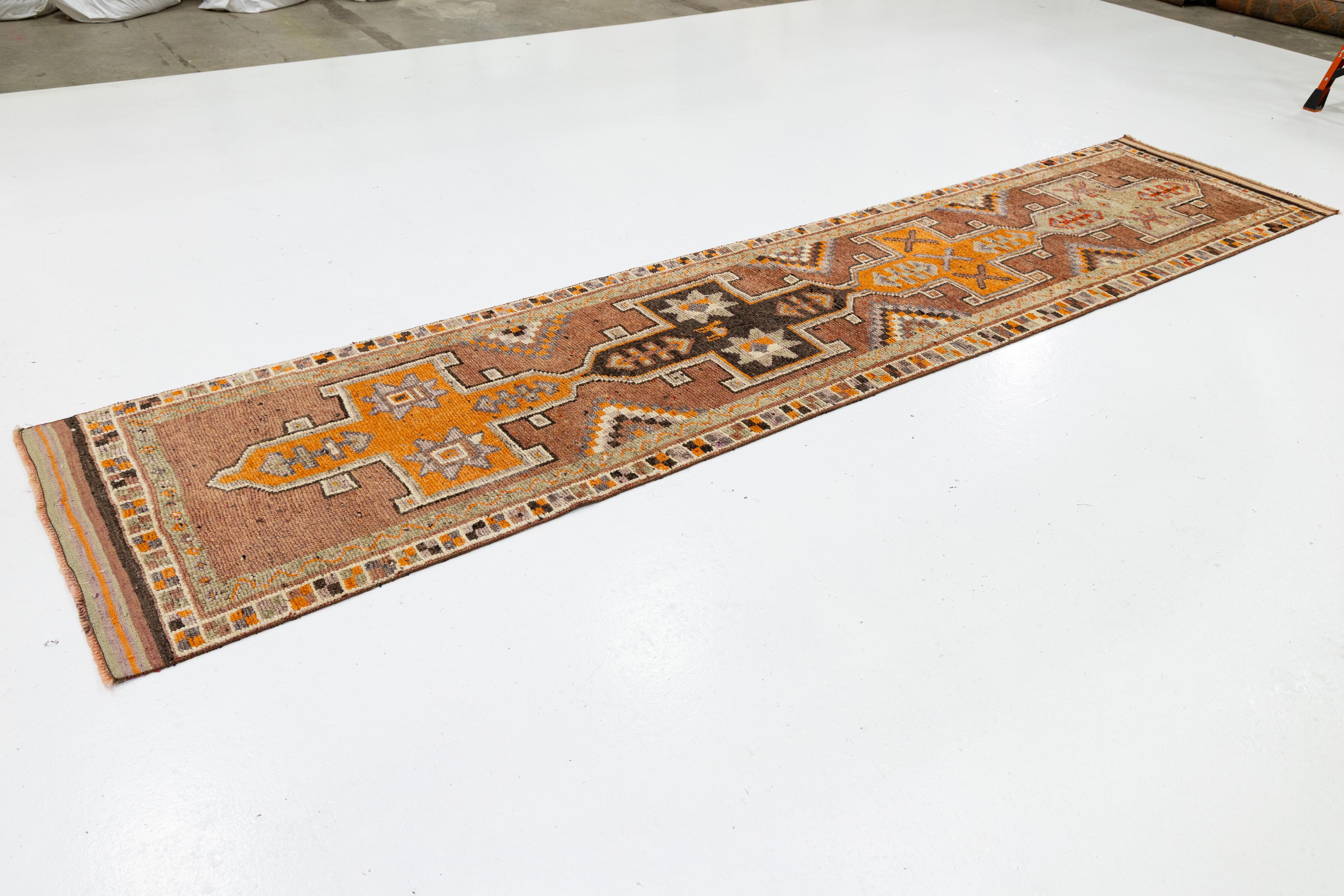 Handgefertigter Läufer aus brauner türkischer Wolle mit Stammes-Sternmotiven (T�ürkisch) im Angebot