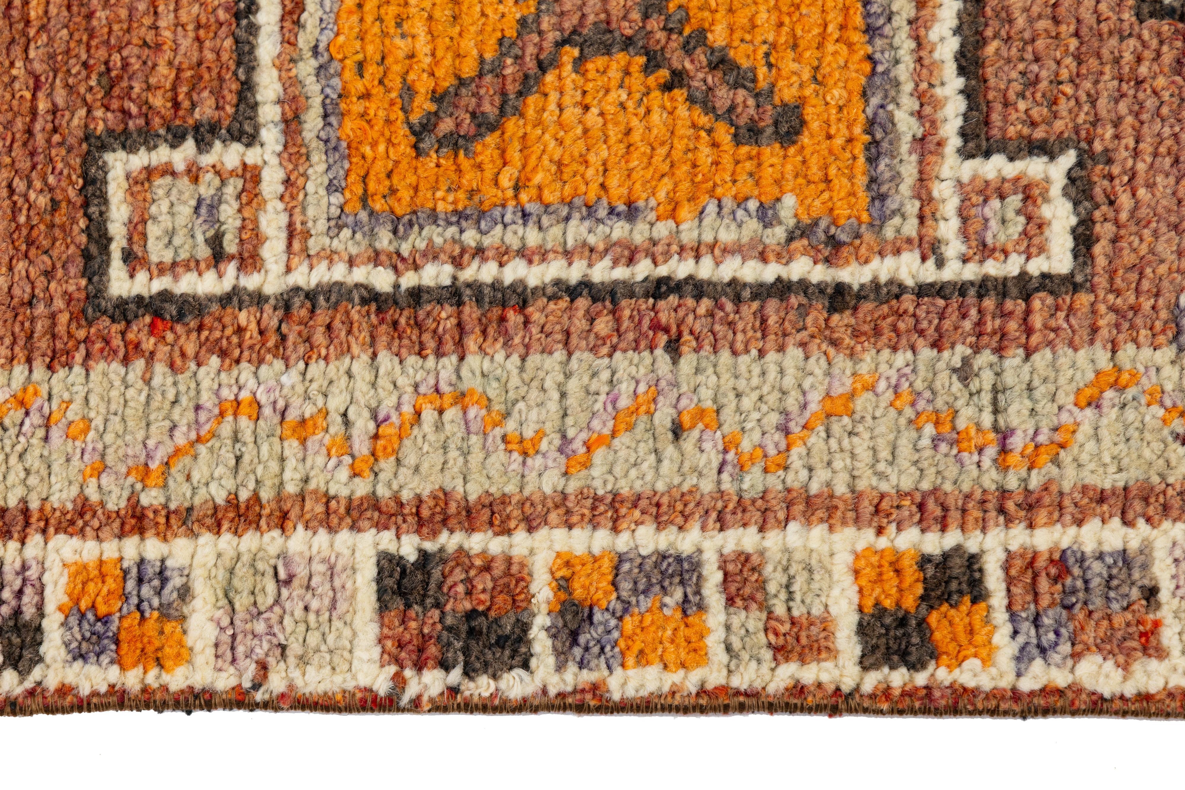 Handgefertigter Läufer aus brauner türkischer Wolle mit Stammes-Sternmotiven (Handgeknüpft) im Angebot