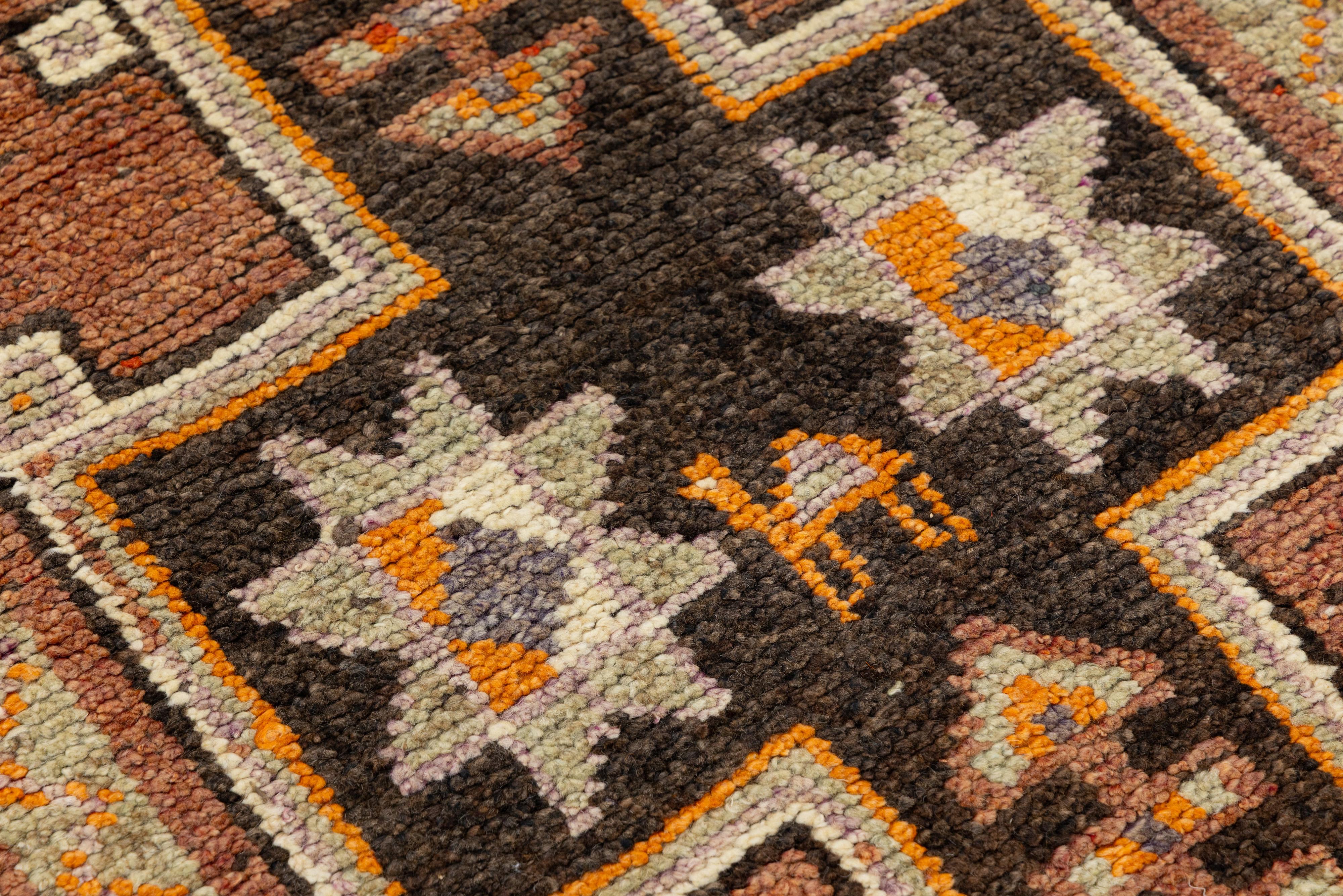 Handgefertigter Läufer aus brauner türkischer Wolle mit Stammes-Sternmotiven im Zustand „Hervorragend“ im Angebot in Norwalk, CT