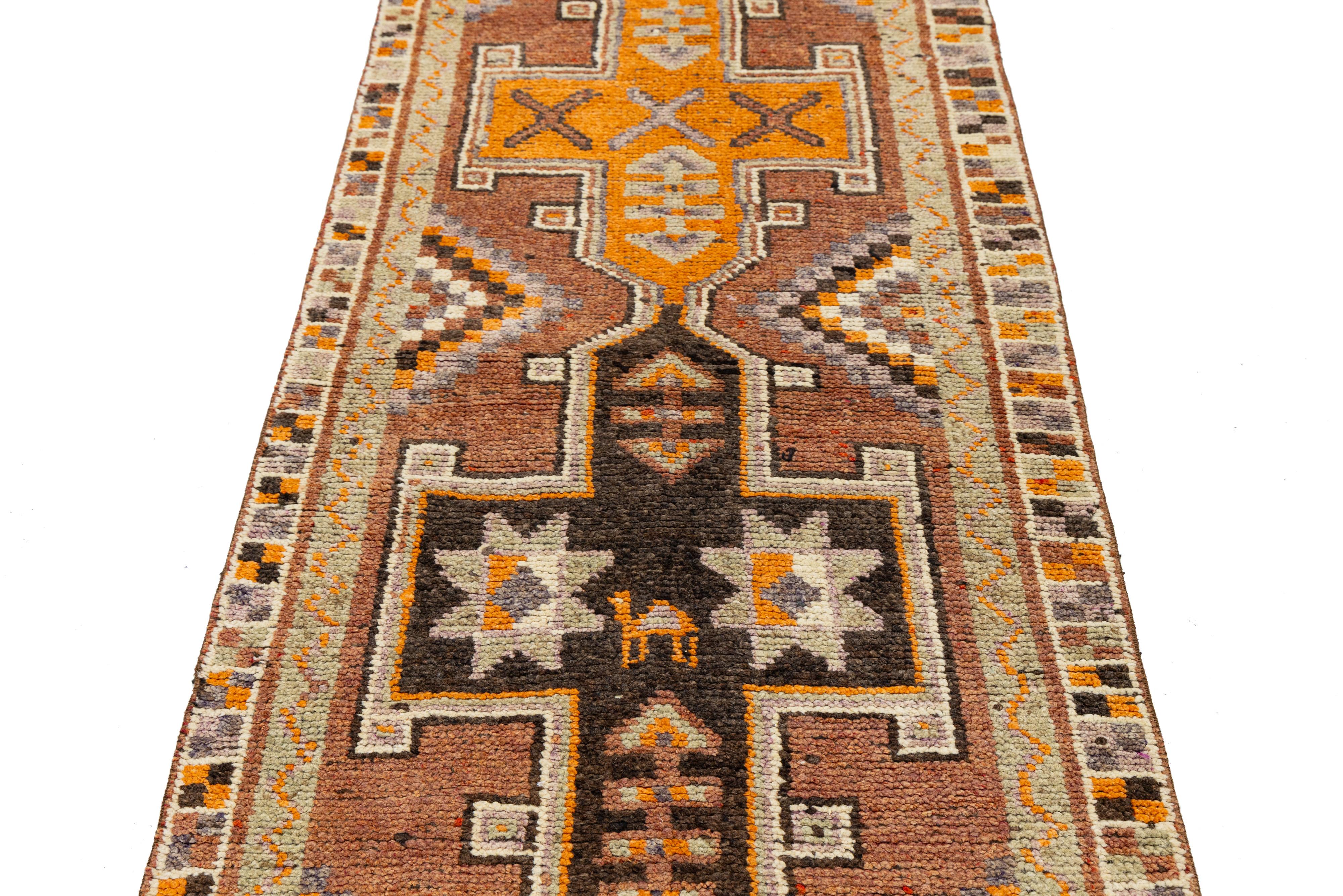 Handgefertigter Läufer aus brauner türkischer Wolle mit Stammes-Sternmotiven (20. Jahrhundert) im Angebot
