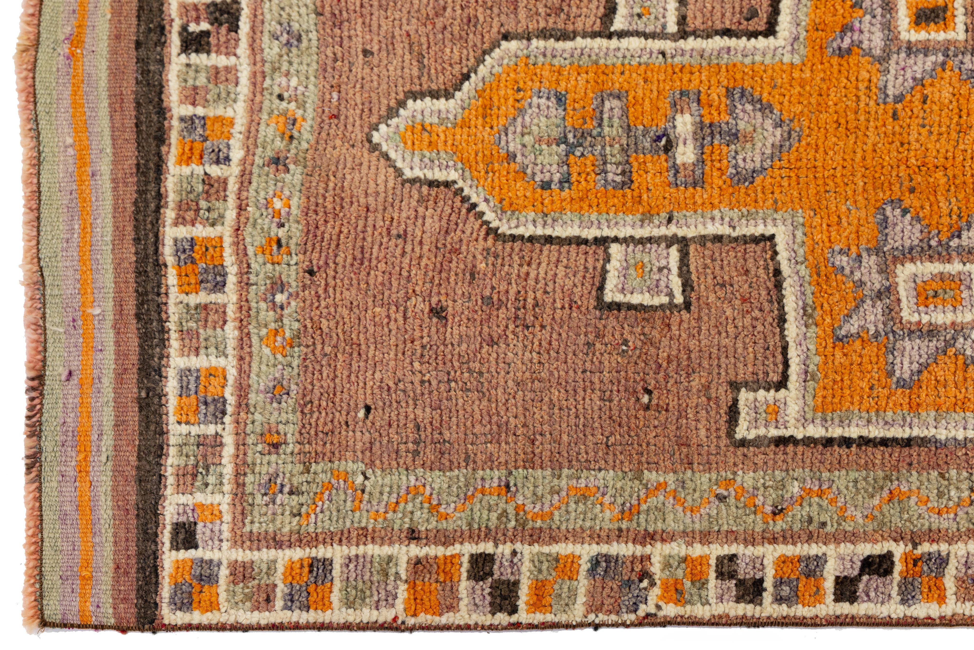 Handgefertigter Läufer aus brauner türkischer Wolle mit Stammes-Sternmotiven im Angebot 1