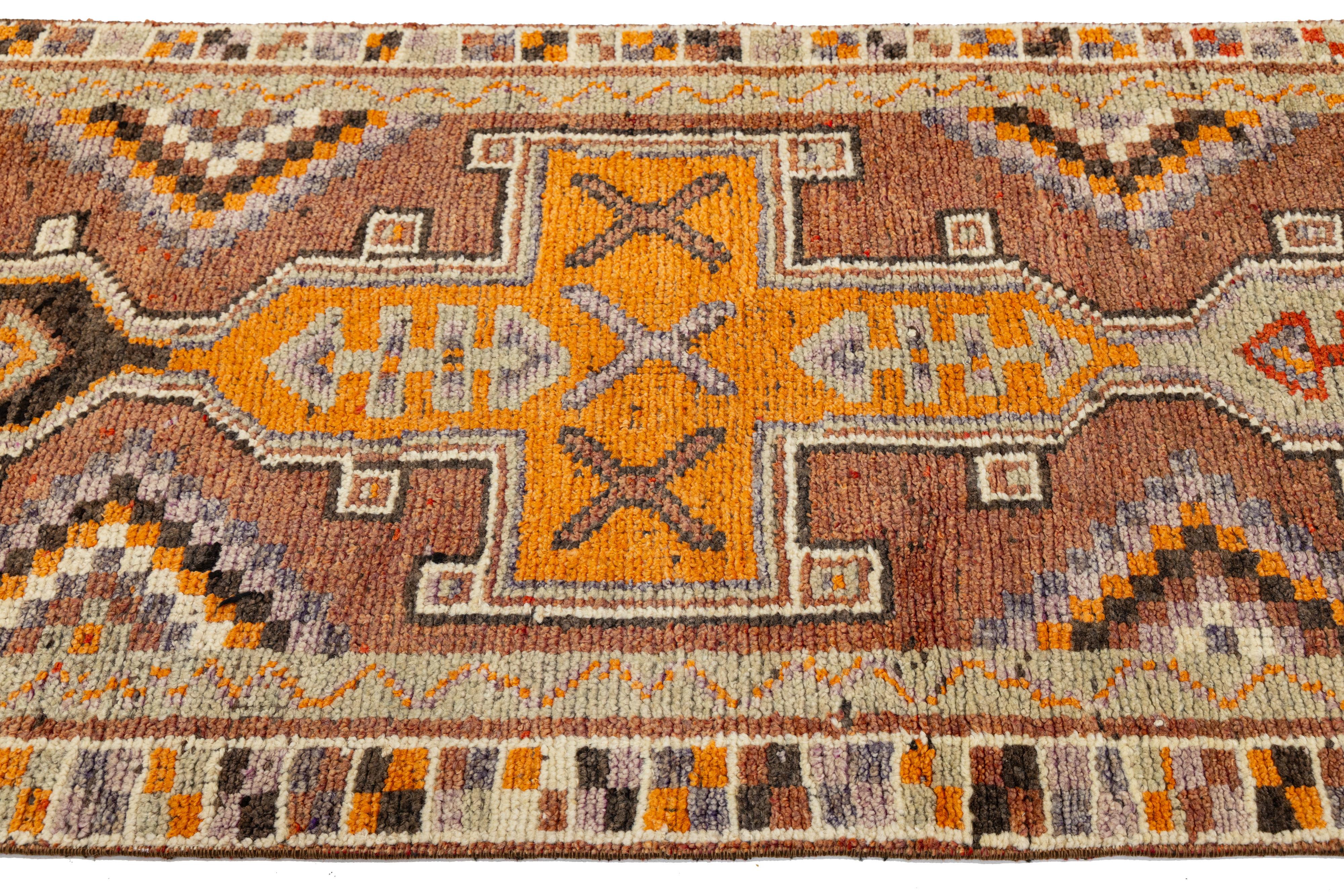 Handgefertigter Läufer aus brauner türkischer Wolle mit Stammes-Sternmotiven im Angebot 2