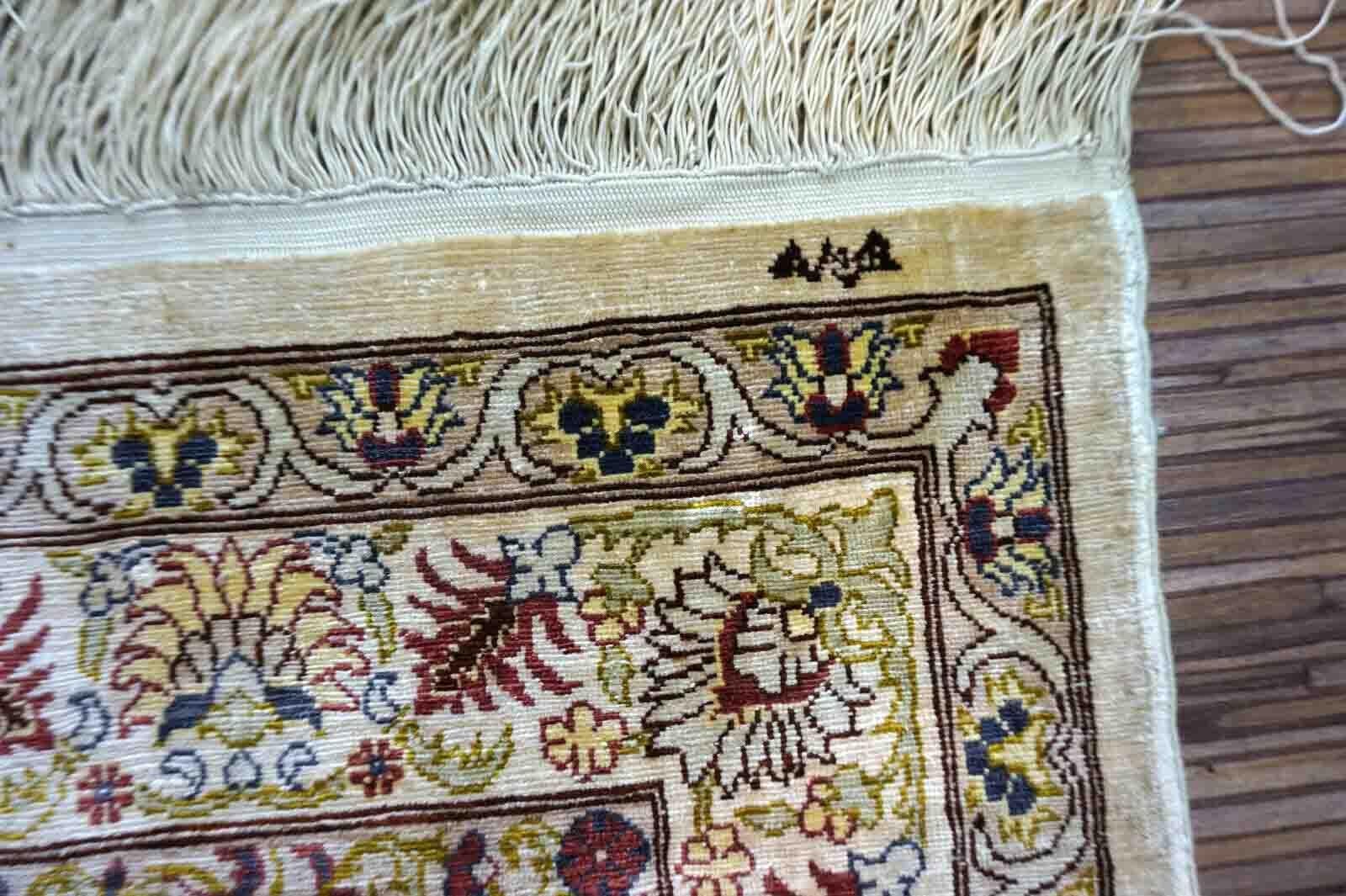Handgefertigter türkischer Hereke-Teppich aus Naturseide. Der Teppich stammt aus dem Ende des 20. Jahrhunderts und ist in gutem Originalzustand.

-Zustand: original gut,

-Umgebung: 1970er Jahre,

-Größe: 1,8' x 2,9' (55cm x