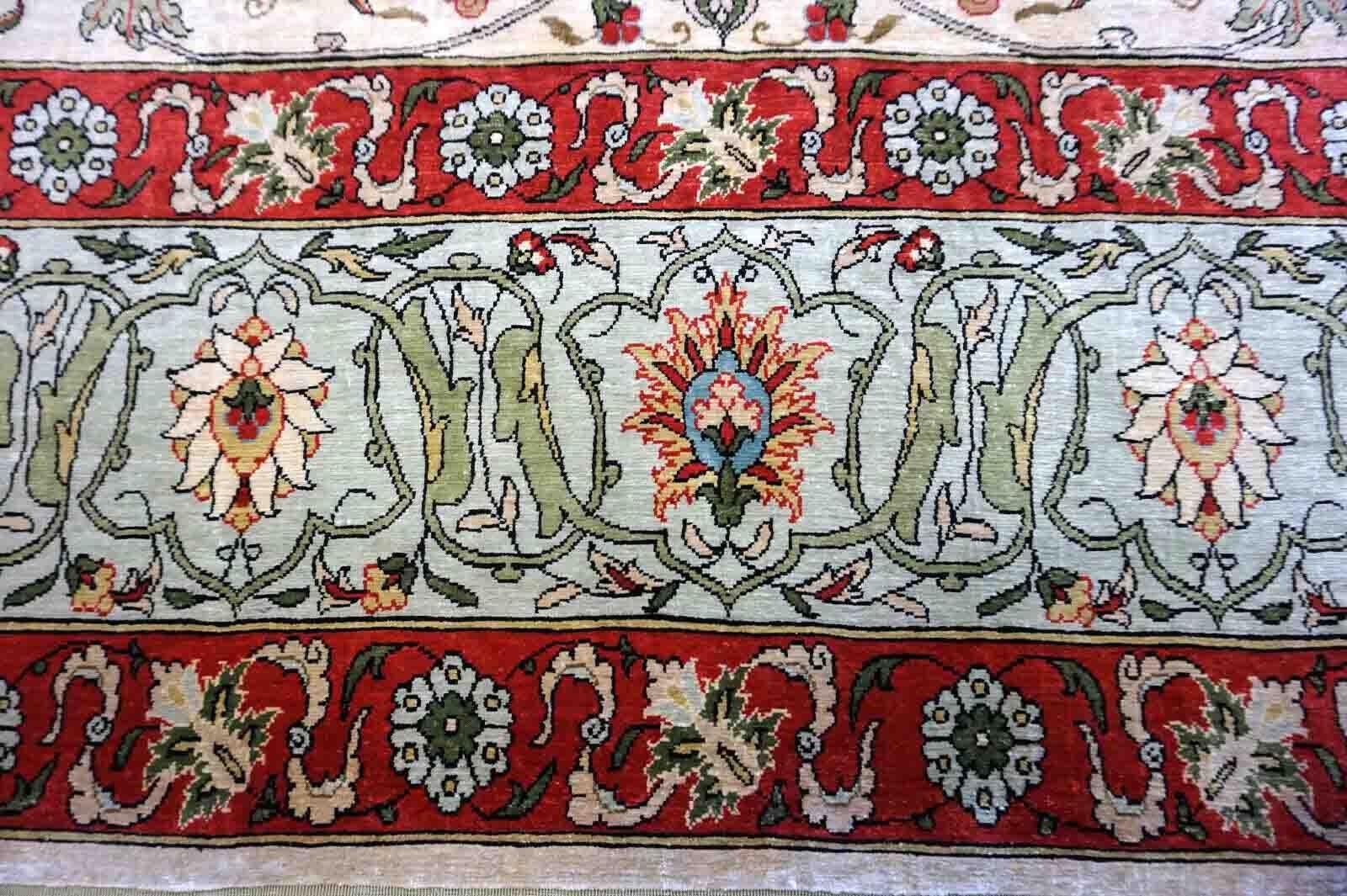Tappeto Hereke turco vintage fatto a mano in seta naturale e con disegno di preghiera. Il tappeto risale alla metà del XX secolo ed è in buone condizioni originali.

-Condizioni: originali buone,

-circa: anni '70,

-Dimensioni: 3,9' x 5,9'