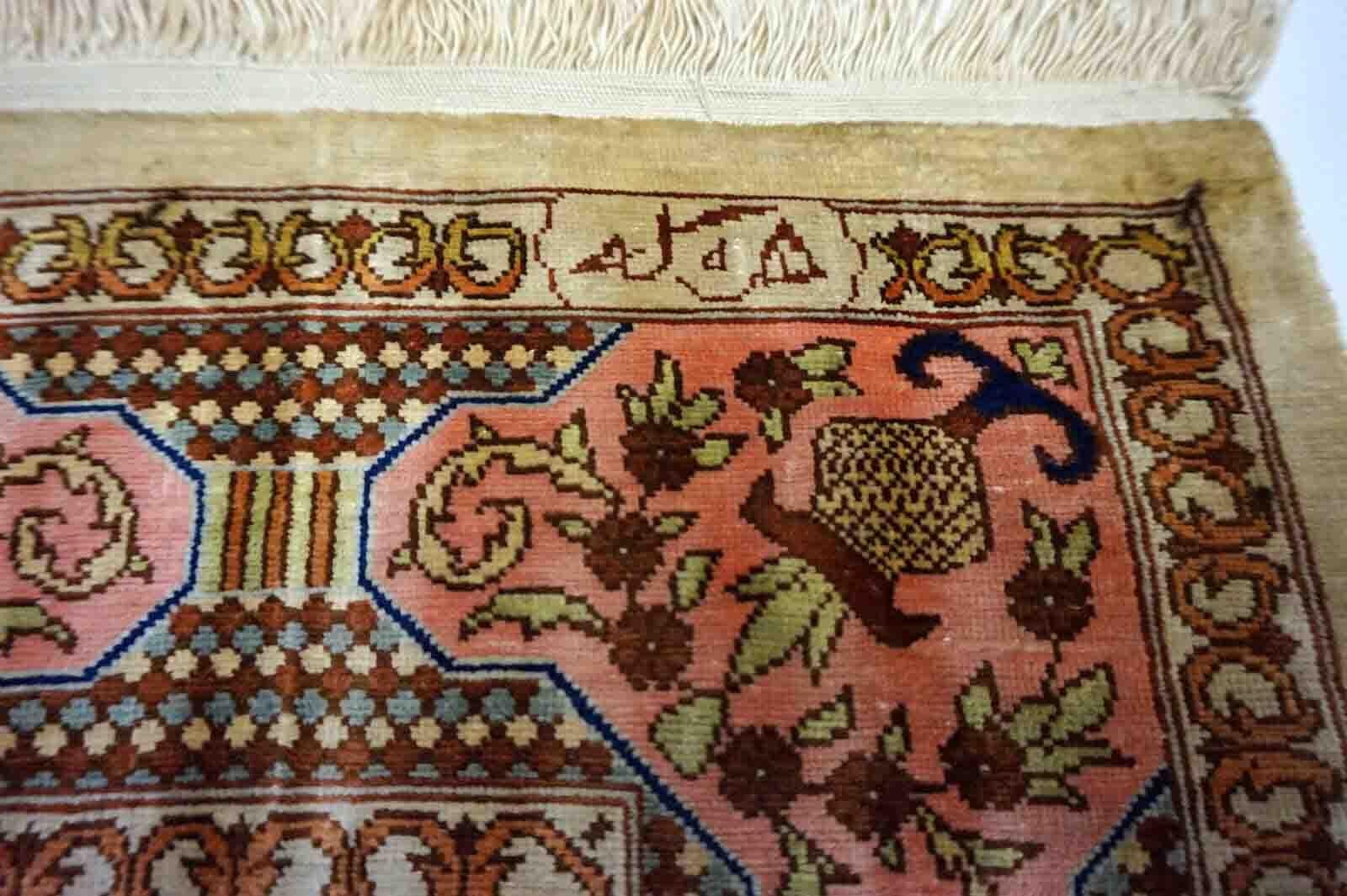 Handgefertigter Gebetsteppich aus türkischer Hereke-Seide in den Farben Beige, Rosa und Blau. Der Teppich stammt aus dem Ende des 20. Jahrhunderts und ist in gutem Originalzustand. Es ist aus natürlicher Seide gefertigt.

-Zustand: original