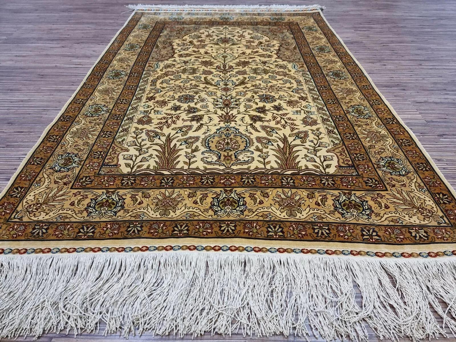 Handmade Vintage Turkish Hereke Silk Prayer Rug 3' x 4.3', 1970s - 1D126 In Good Condition In Bordeaux, FR
