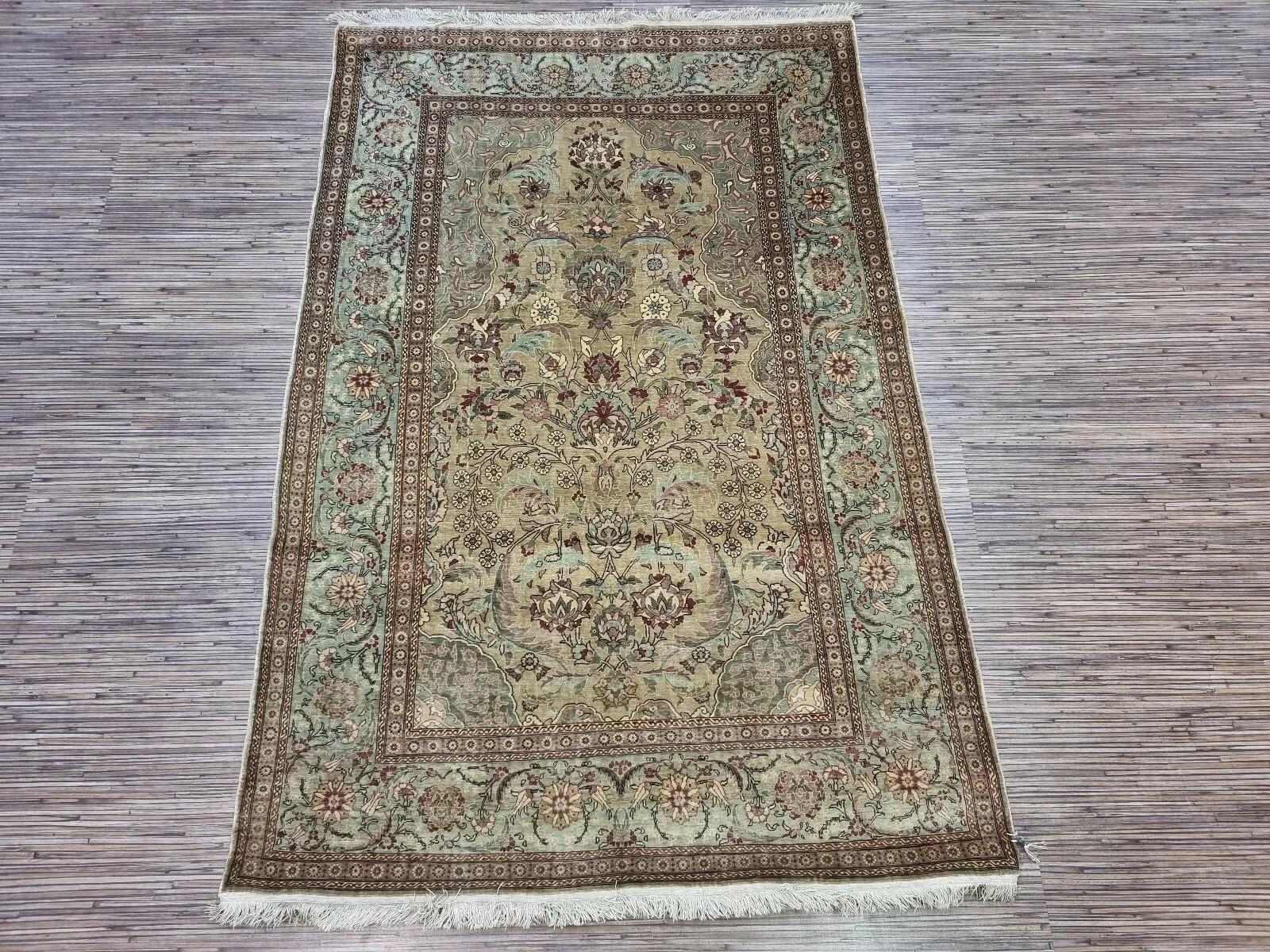 Tappeto da preghiera in seta Hereke d'epoca fatto a mano 3,2' x 4,8', anni '70 - 1D127 in vendita 4