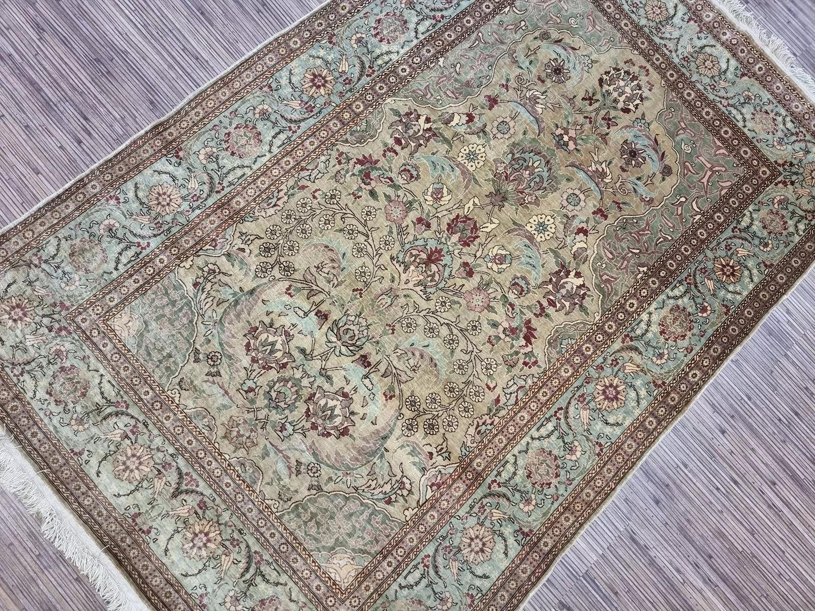 Tappeto da preghiera in seta Hereke d'epoca fatto a mano 3,2' x 4,8', anni '70 - 1D127 in vendita 5
