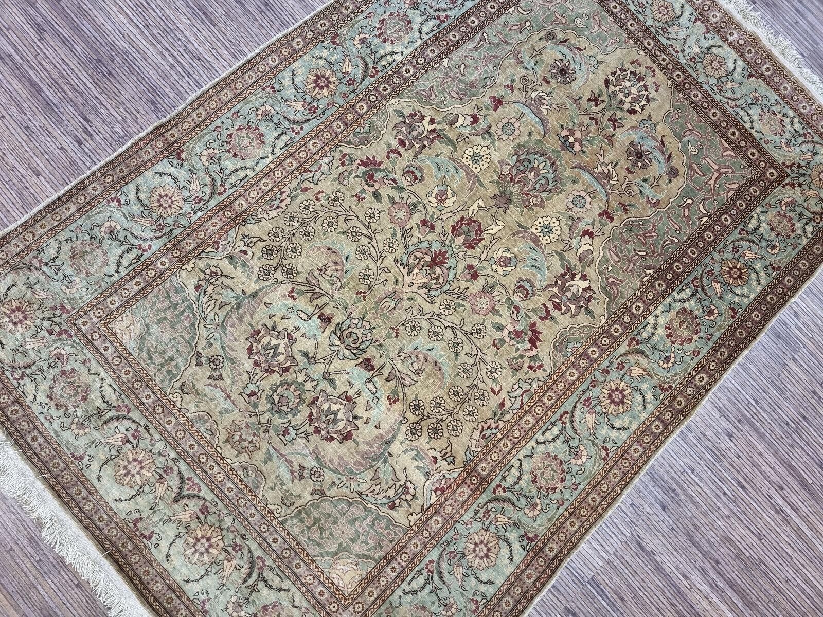 Tappeto da preghiera in seta Hereke d'epoca fatto a mano 3,2' x 4,8', anni '70 - 1D127 in vendita 7