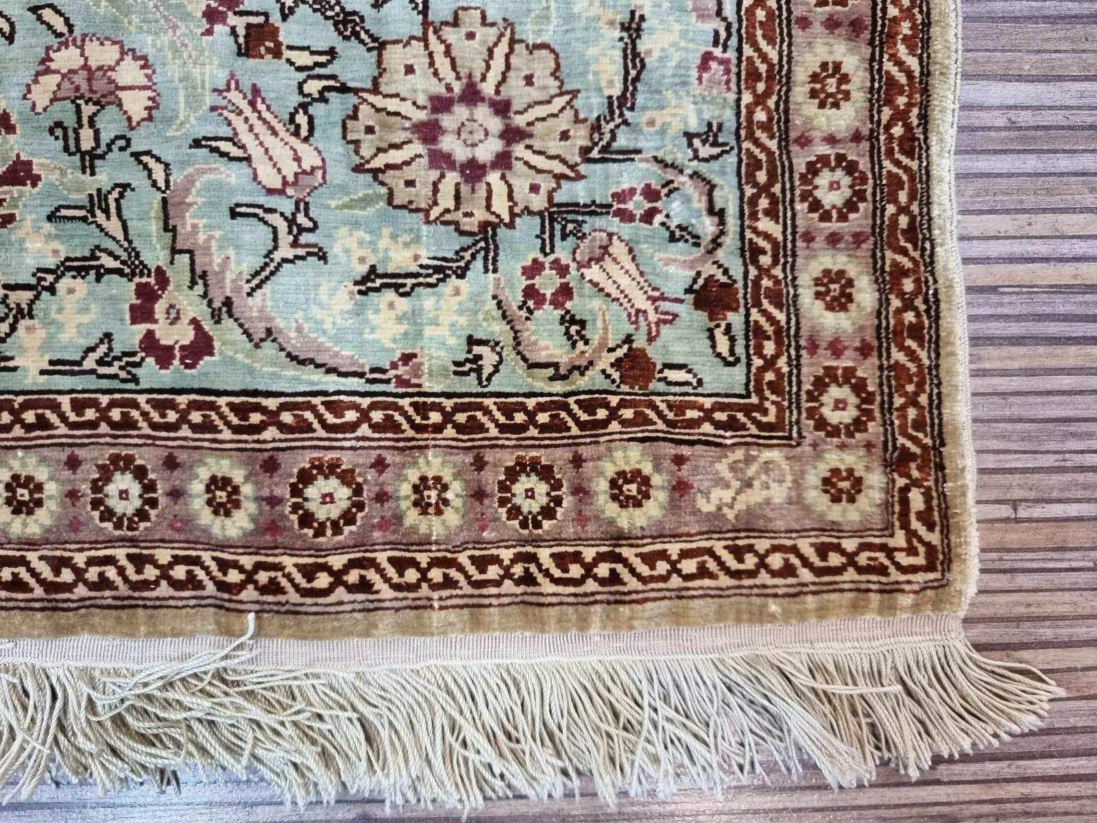 Fine XX secolo Tappeto da preghiera in seta Hereke d'epoca fatto a mano 3,2' x 4,8', anni '70 - 1D127 in vendita