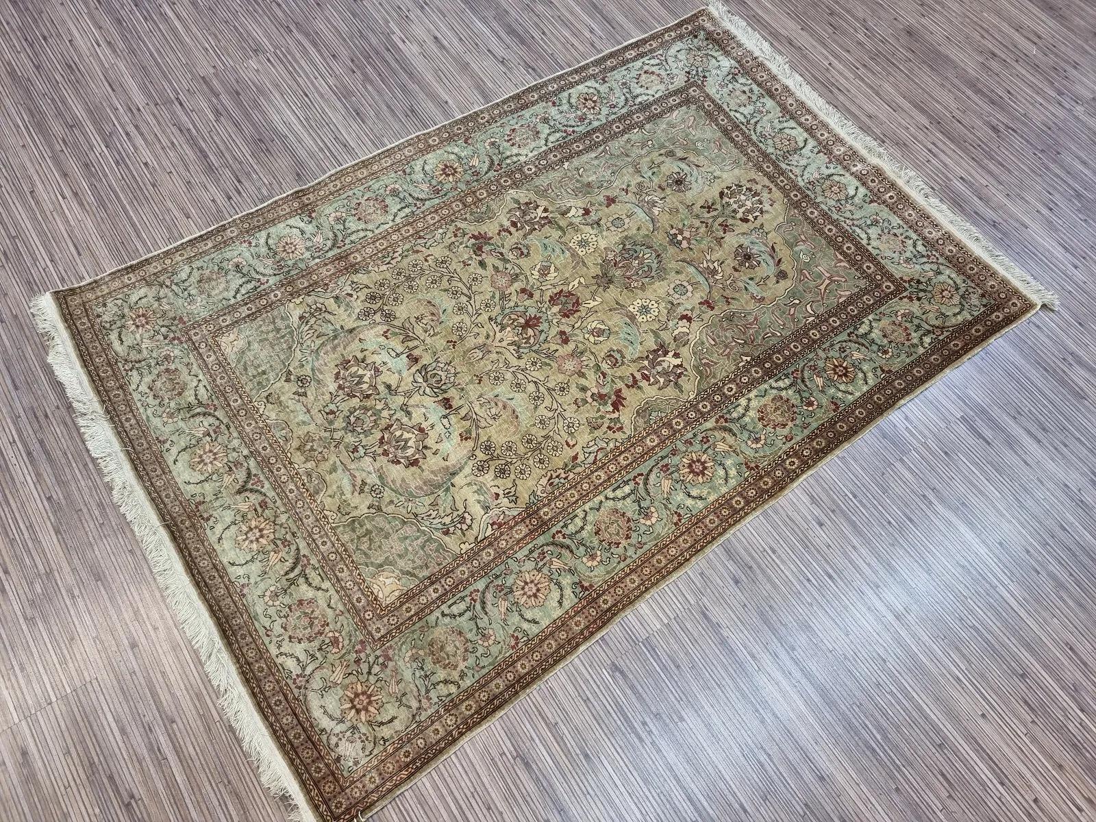 Seta Tappeto da preghiera in seta Hereke d'epoca fatto a mano 3,2' x 4,8', anni '70 - 1D127 in vendita