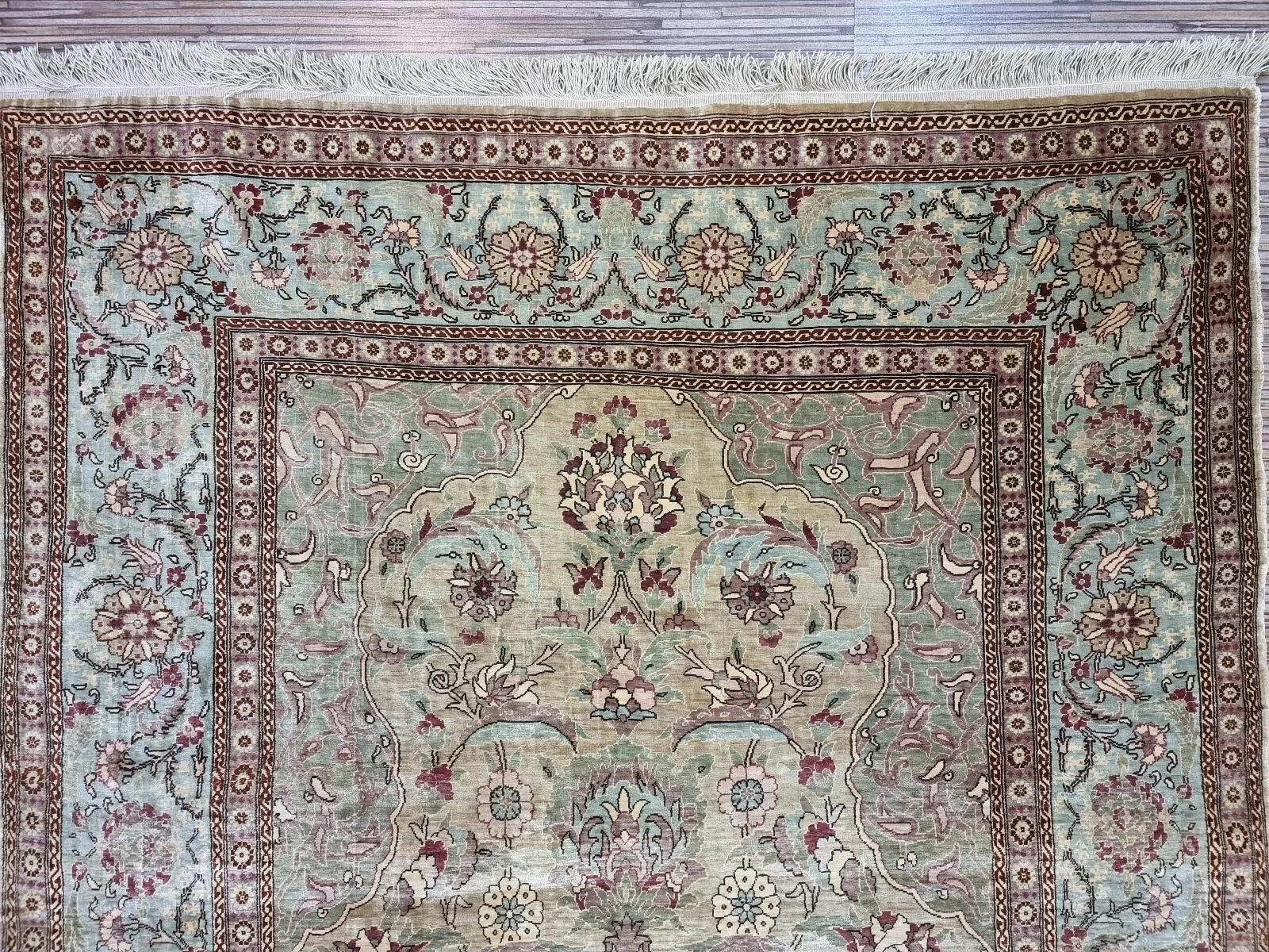 Tappeto da preghiera in seta Hereke d'epoca fatto a mano 3,2' x 4,8', anni '70 - 1D127 in vendita 1