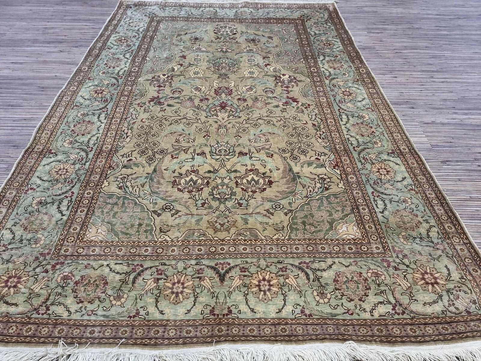 Tappeto da preghiera in seta Hereke d'epoca fatto a mano 3,2' x 4,8', anni '70 - 1D127 in vendita 2