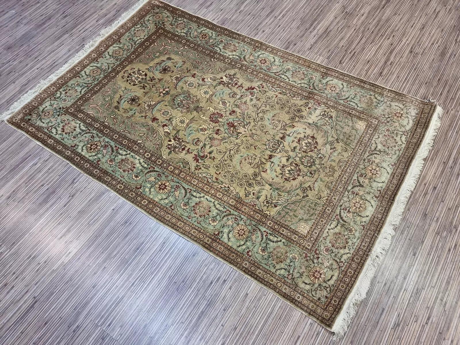 Tappeto da preghiera in seta Hereke d'epoca fatto a mano 3,2' x 4,8', anni '70 - 1D127 in vendita 3