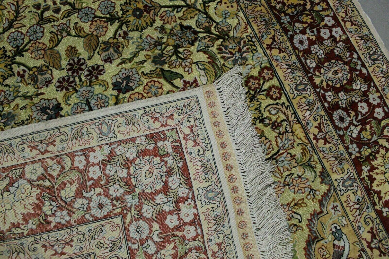 Verschönern Sie Ihren Wohnraum mit diesem handgefertigten türkischen Hereke-Seidenteppich im Vintage-Stil, einem wahren Meisterwerk aus den 1950er Jahren.

Wesentliche Merkmale:

Zustand: Dieser alte türkische Hereke-Seidenteppich ist in einem