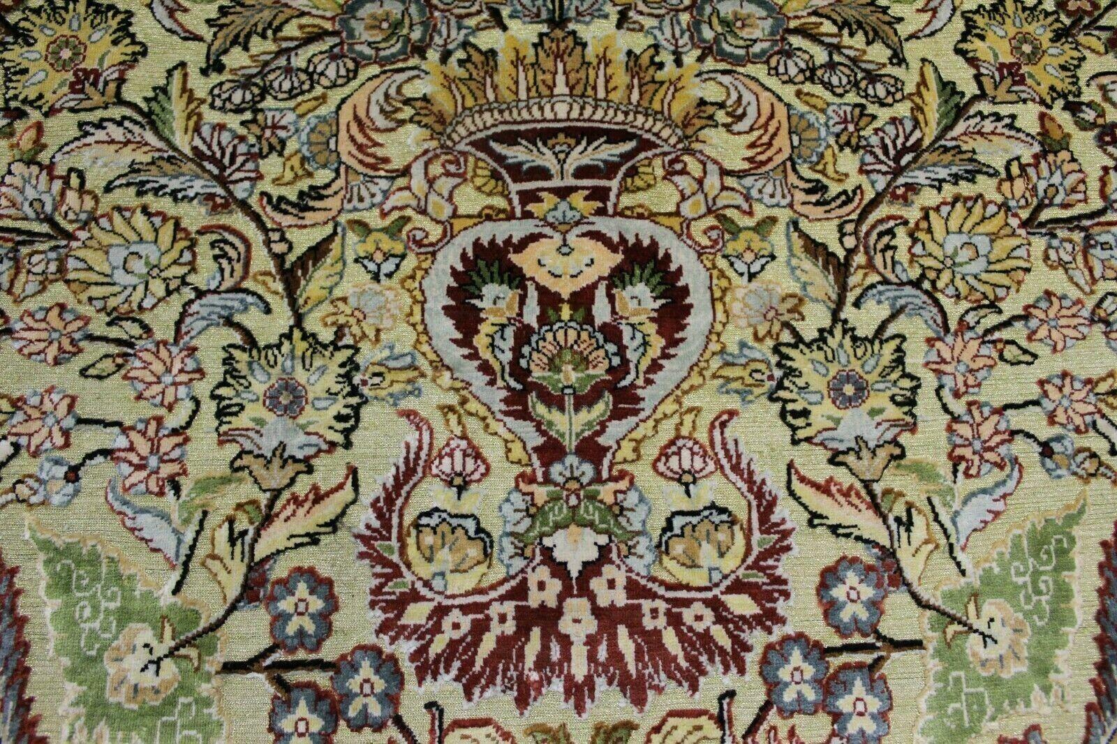 Handgefertigter türkischer Hereke-Seiden-Gebetteppich im Vintage-Stil 3.3' x 4,7', 1950er Jahre - 1K40 (Mitte des 20. Jahrhunderts) im Angebot