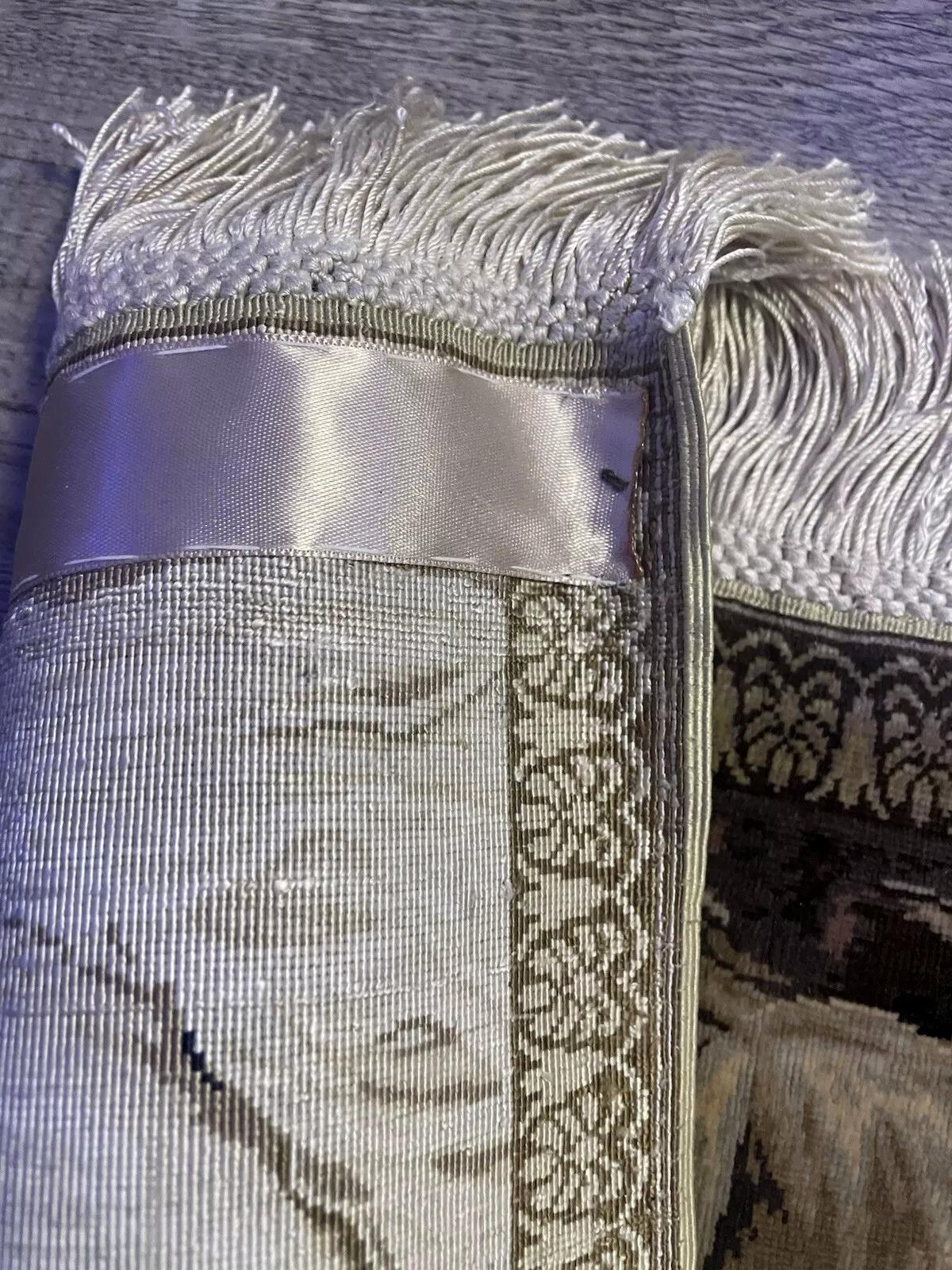 Alfombra de seda turca Hereke Vintage anudada a mano
Ésta es una preciosa alfombra turca Hereke vintage de los años 70, hecha a mano con seda sobre una base de seda. Las alfombras Hereke son famosas por su calidad excepcional y sus intrincados