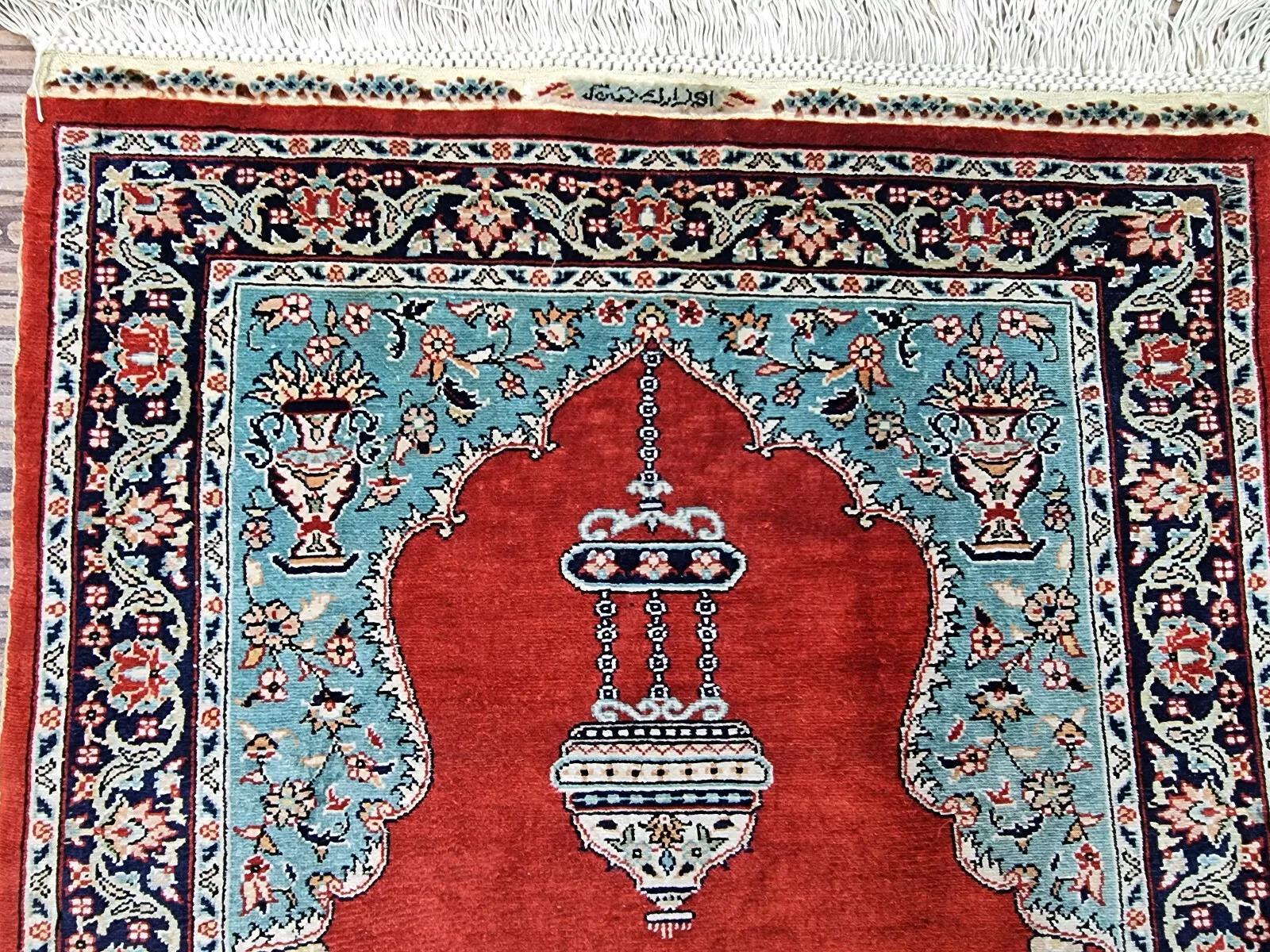 Questo squisito tappeto turco Hereke, annodato a mano negli anni '70, è un pezzo di lusso realizzato interamente in pura seta. L'intricato design, le vibranti tonalità di rosso e l'impareggiabile maestria artigianale ne fanno un pezzo da collezione.