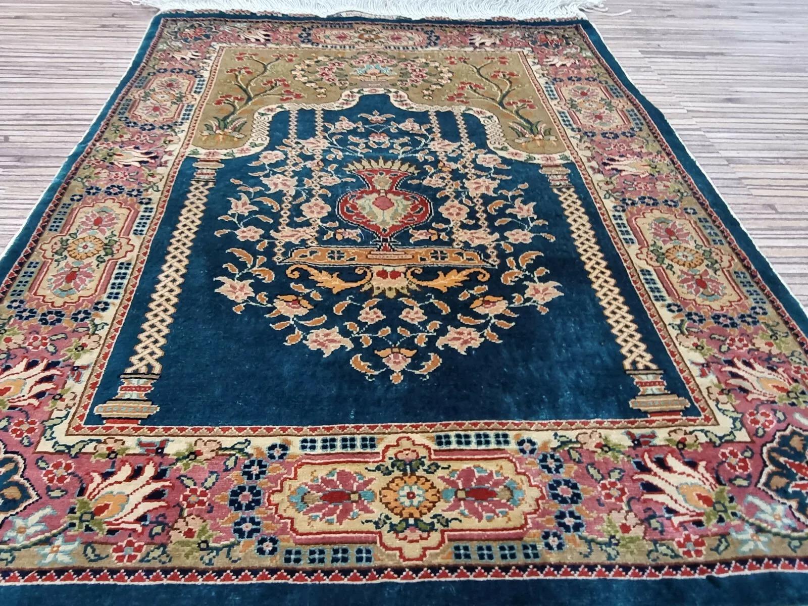 Ce superbe tapis turc Hereke, noué à la main dans les années 1970, est un chef-d'œuvre d'art et d'artisanat. Entièrement réalisée en soie pure, elle présente une texture luxueuse et un motif complexe dans d'élégantes tonalités vertes. Précédemment