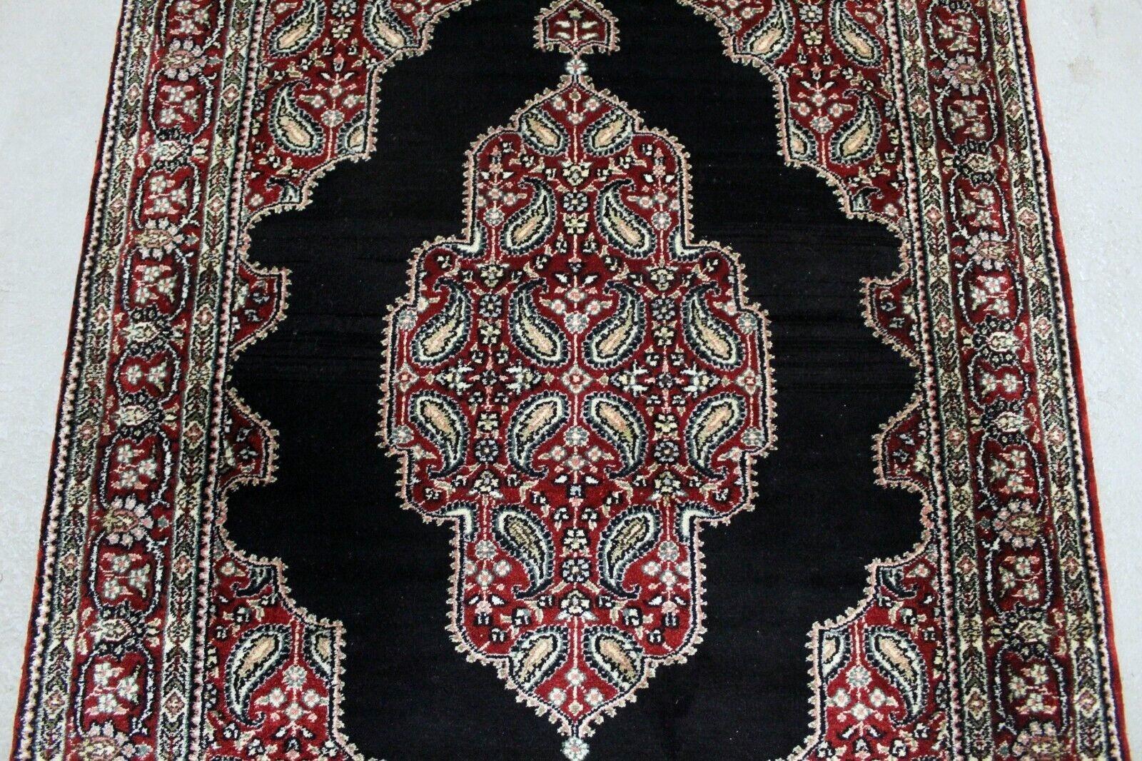 Tapis turc vintage en soie Hereke, Circa 1970
Ce superbe tapis turc vintage Hereke, entièrement noué à la main en soie lustrée, est un véritable chef-d'œuvre de l'art textile. Datant des années 1970, ce tapis présente un design incroyablement