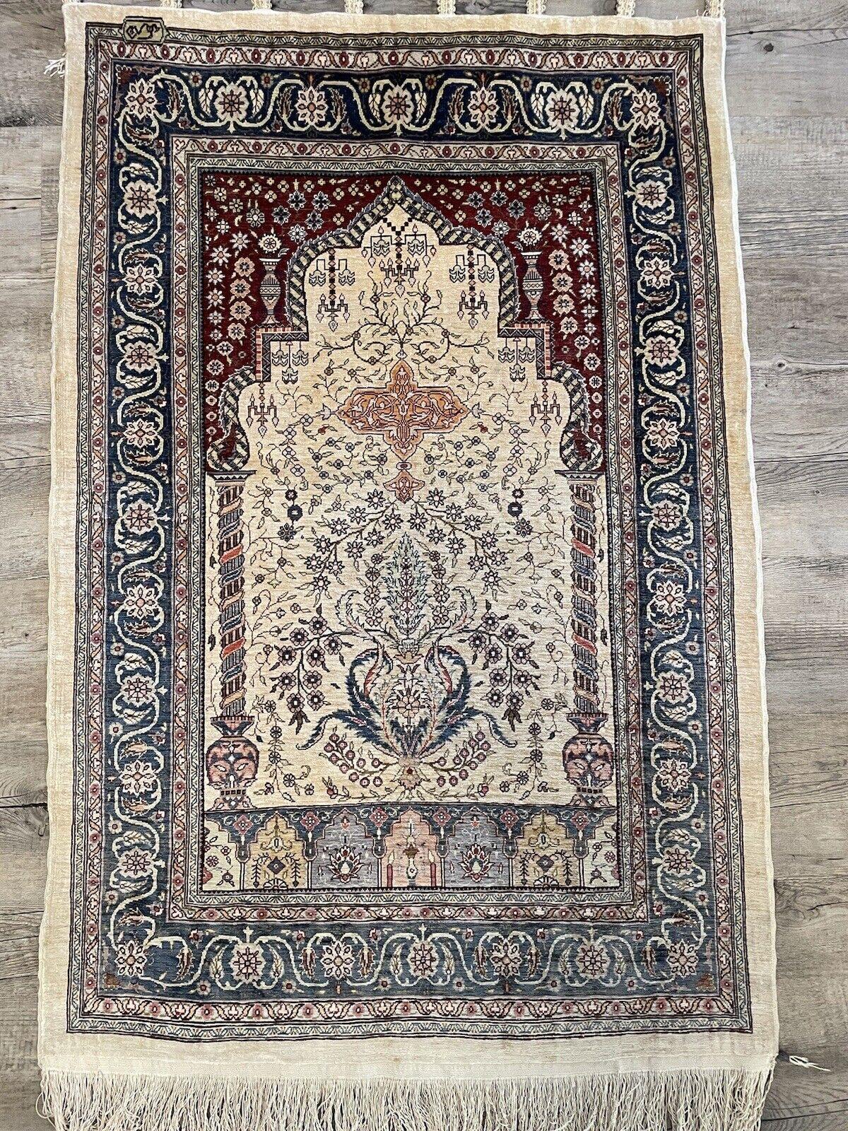 Tappeto di seta turco Hereke vintage fatto a mano 2,2' x 3,3', anni '70 - 1N53 in vendita 8