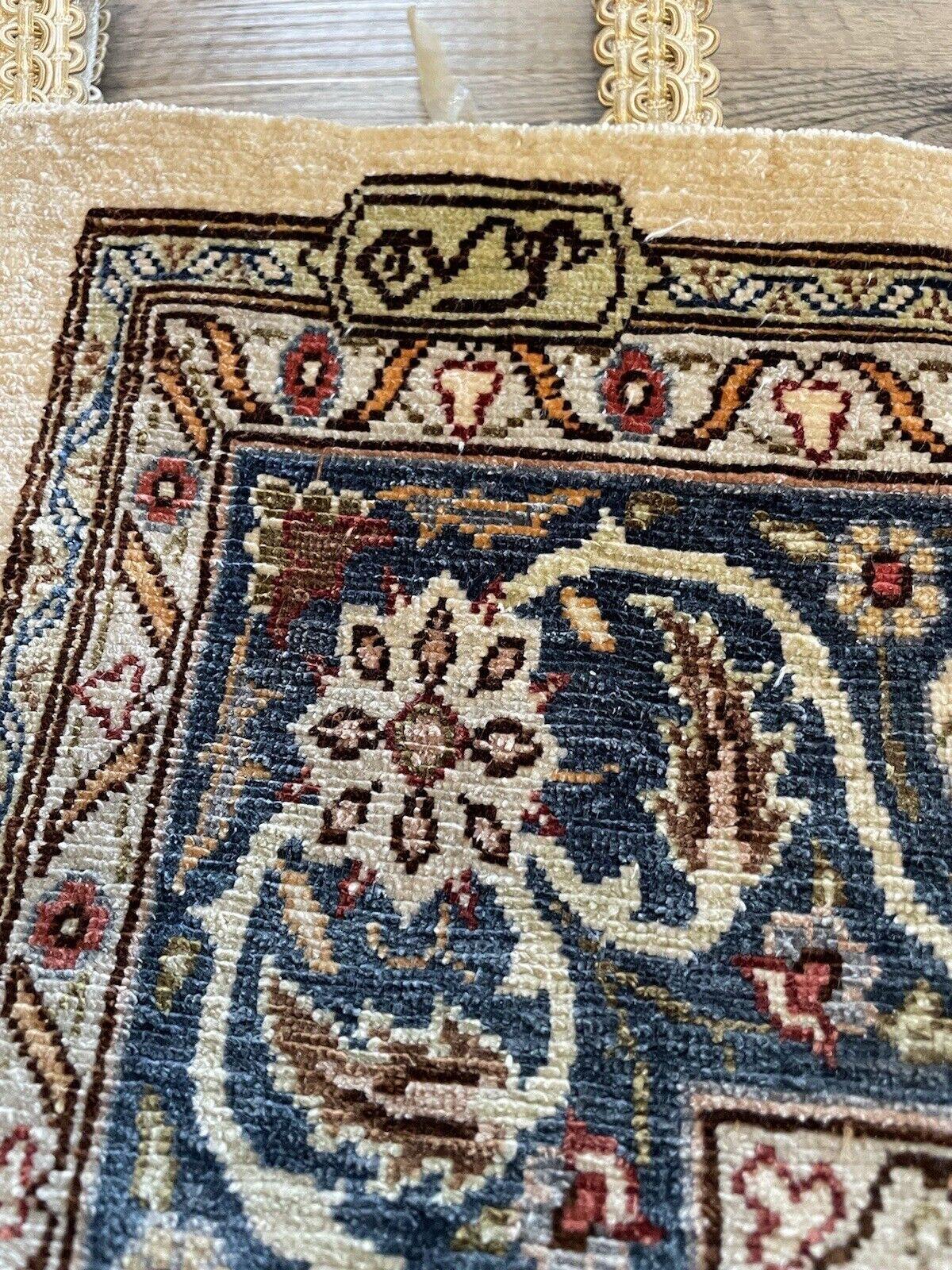 Tappeto di seta turco Hereke vintage fatto a mano 2,2' x 3,3', anni '70 - 1N53 in vendita 1