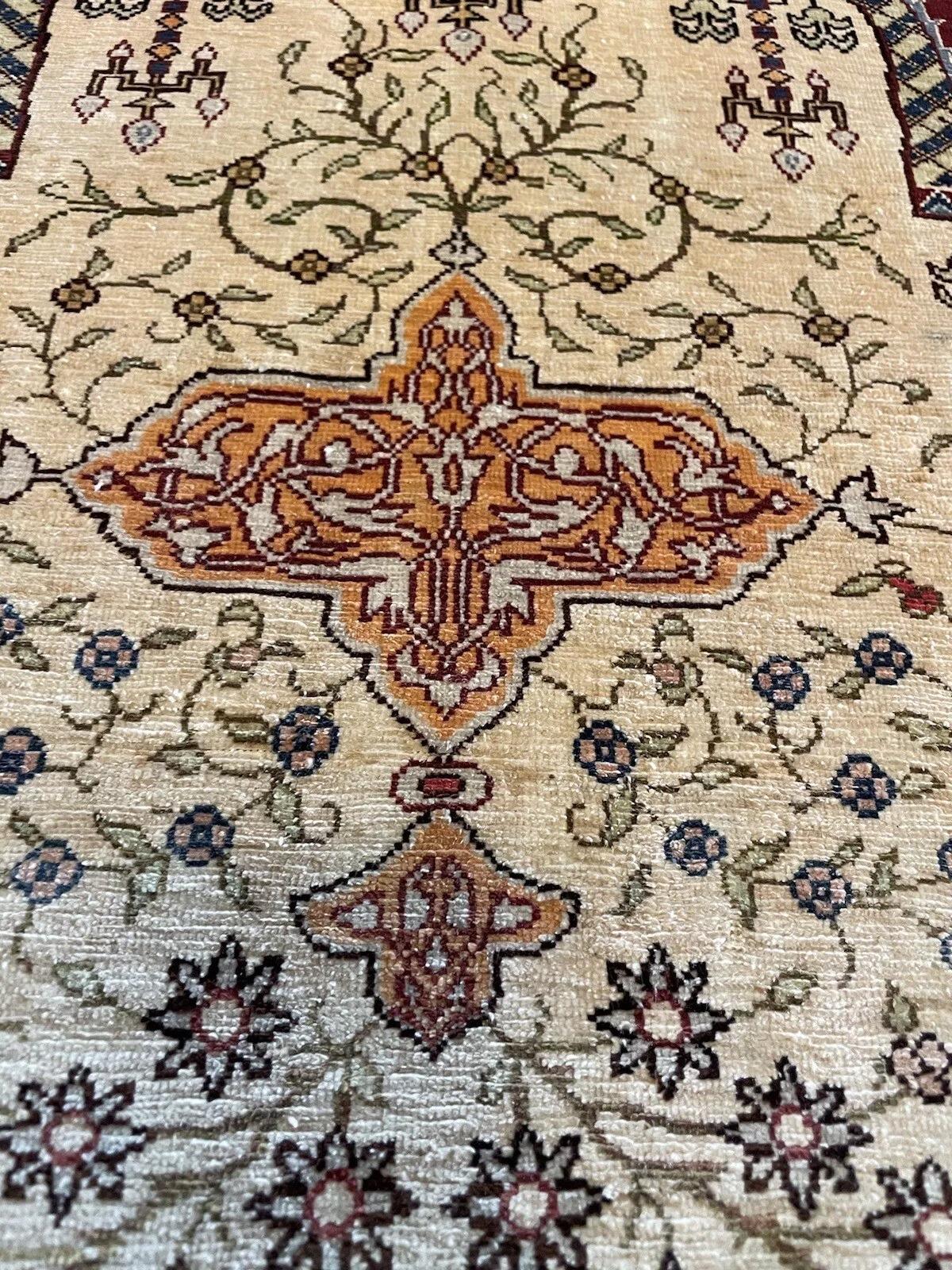 Tappeto di seta turco Hereke vintage fatto a mano 2,2' x 3,3', anni '70 - 1N53 in vendita 2