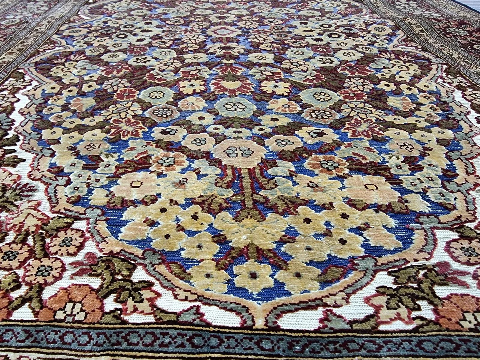 Découvrez l'élégance inégalée de cet authentique tapis de soie turc Eleg, véritable représentation de l'artisanat traditionnel de Turquie. Réputé pour ses motifs complexes et sa luxueuse texture de soie, ce chef-d'œuvre noué à la main a été