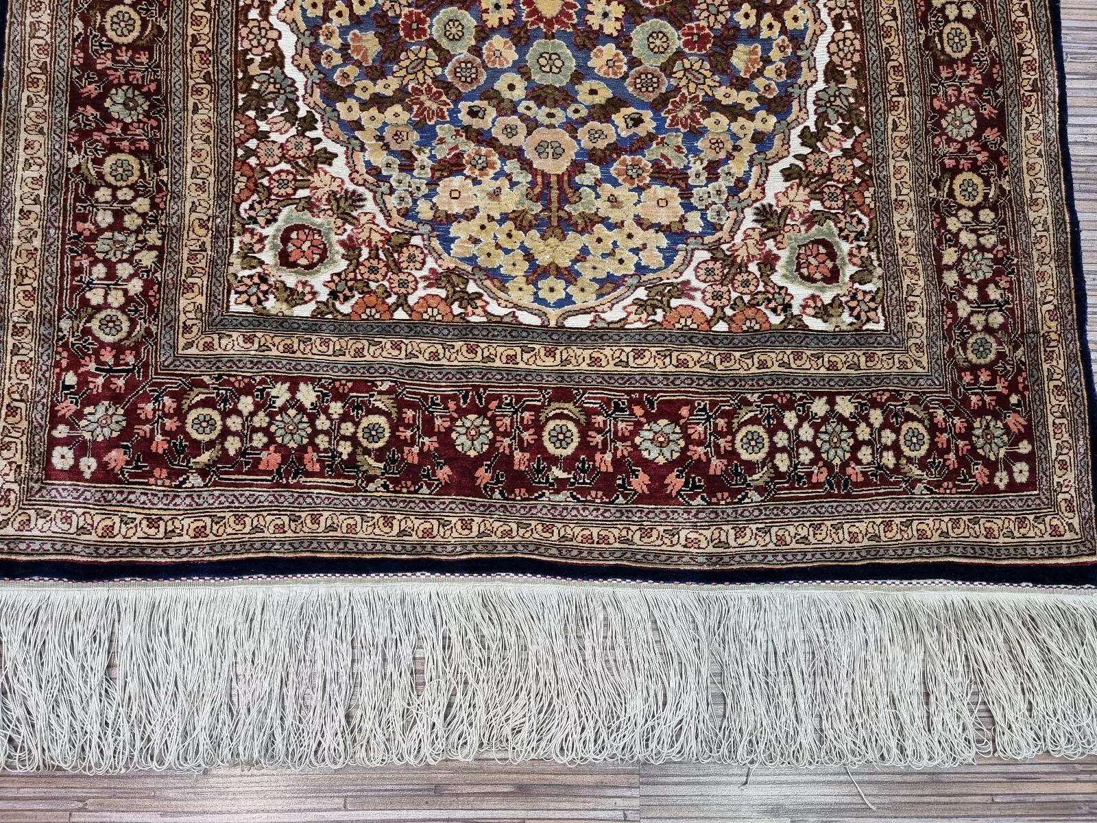 Fin du 20e siècle Tapis en soie turc Hereke fait main 2.3' x 3.3', 1980 - 1D133 en vente
