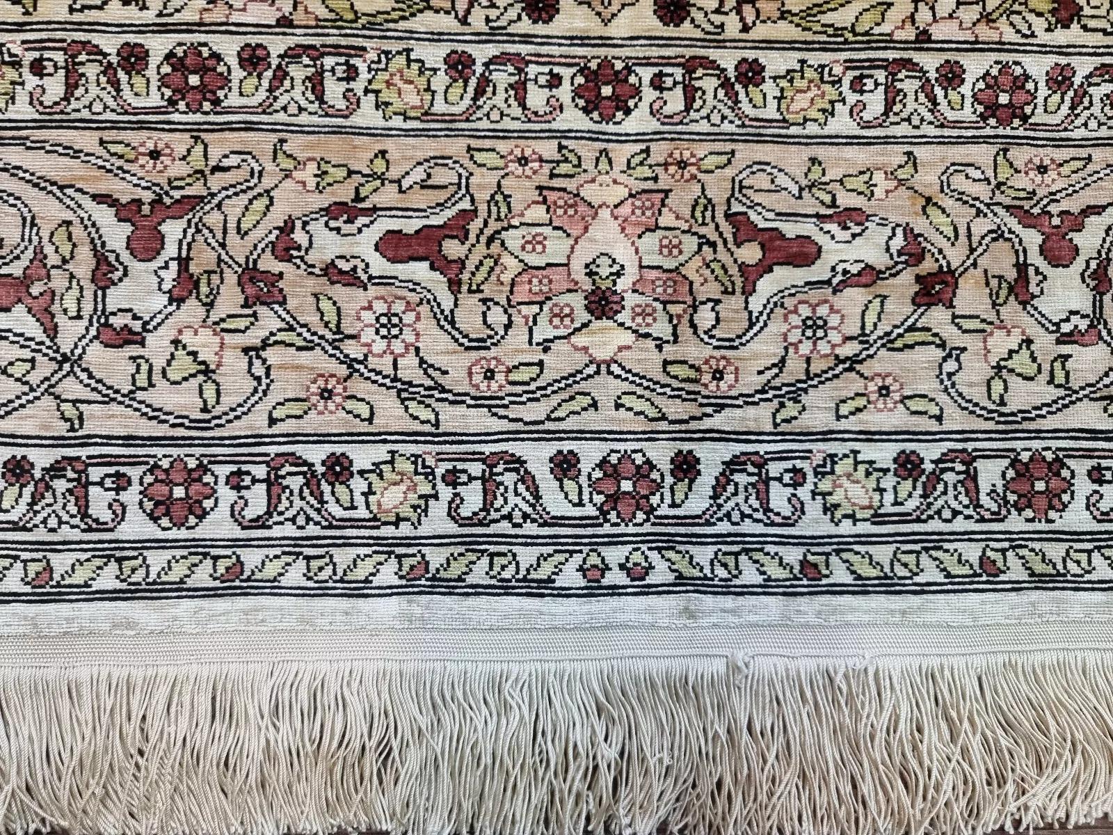 Porta a casa tua un'eleganza senza tempo con questo autentico tappeto turco in seta Hereke, uno straordinario esempio di artigianato. Rinomato per i suoi intricati motivi e per la sua lussuosa struttura in seta, questo pezzo annodato a mano è stato