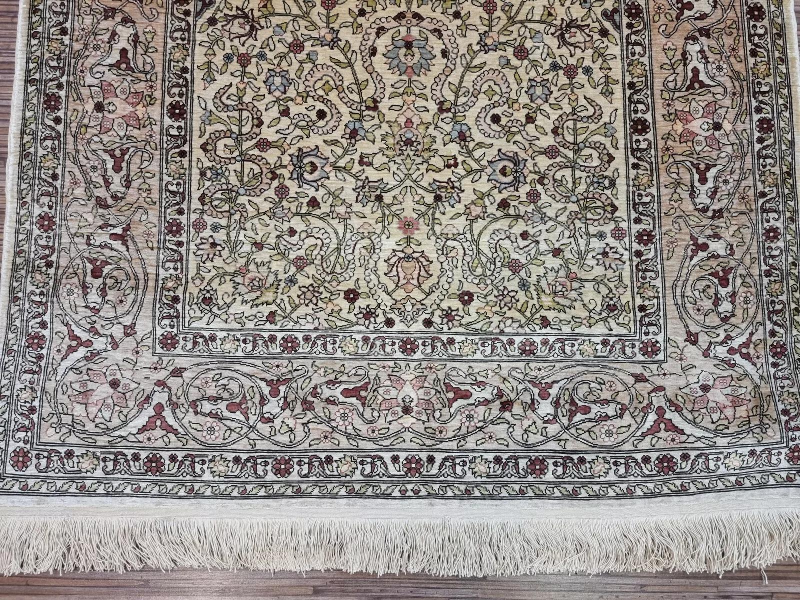 Annodato a mano Tappeto di seta turco Hereke vintage fatto a mano 2,6' x 3,7', anni '80 - 1D134 in vendita