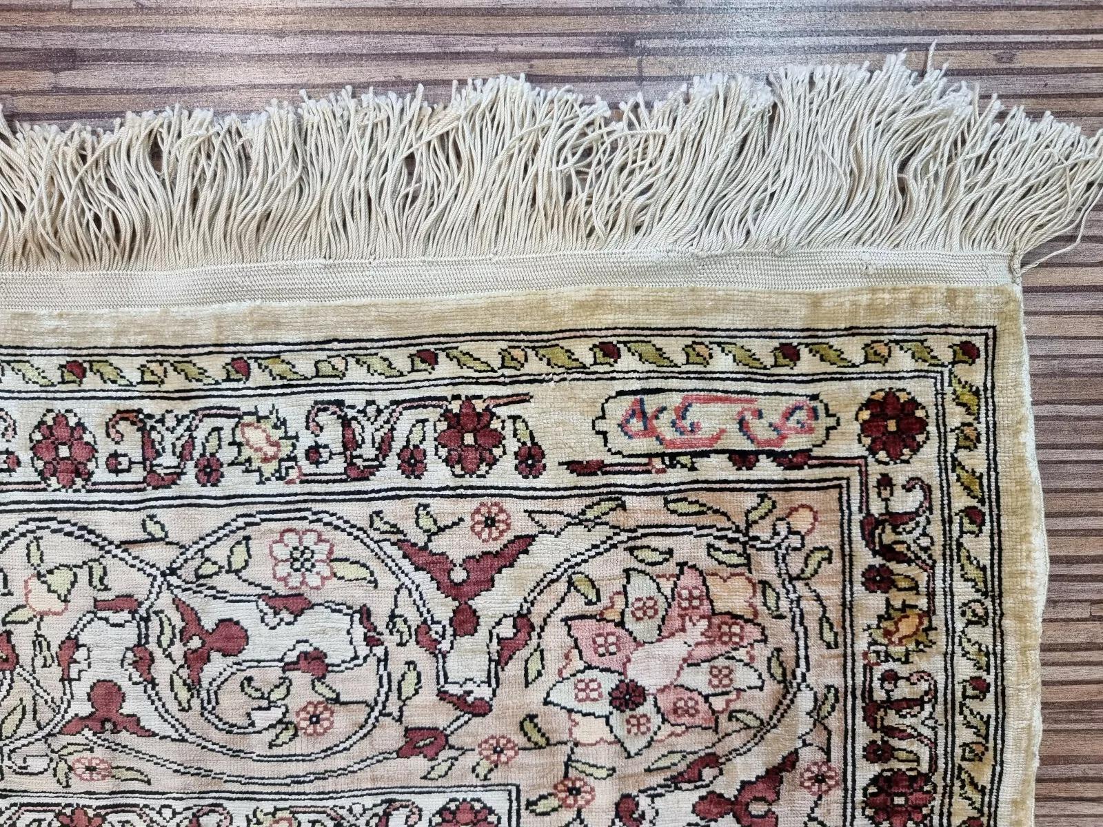 Fine XX secolo Tappeto di seta turco Hereke vintage fatto a mano 2,6' x 3,7', anni '80 - 1D134 in vendita