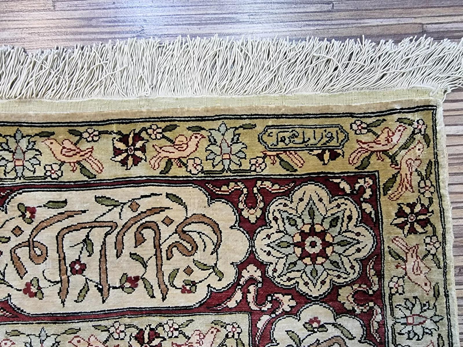 Entra nel mondo dell'eleganza e della raffinatezza con questo straordinario tappeto turco vintage Hereke, una vera e propria opera d'arte annodata a mano in seta pura al 100%. Rinomato per la sua qualità impareggiabile e i suoi intricati disegni,