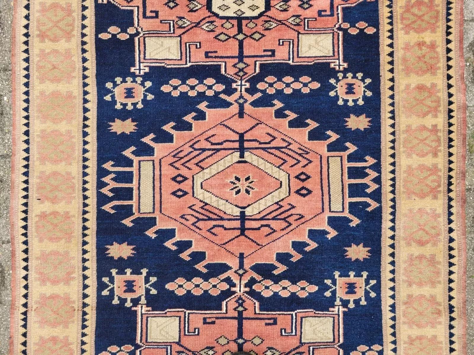 Dieser handgefertigte türkische Kars-Teppich aus den 1970er Jahren ist ein schönes Beispiel für die anatolische Webtradition. Er ist aus 100 % Wolle gewebt und zeichnet sich durch eine harmonische Mischung aus geometrischen Motiven und sanften