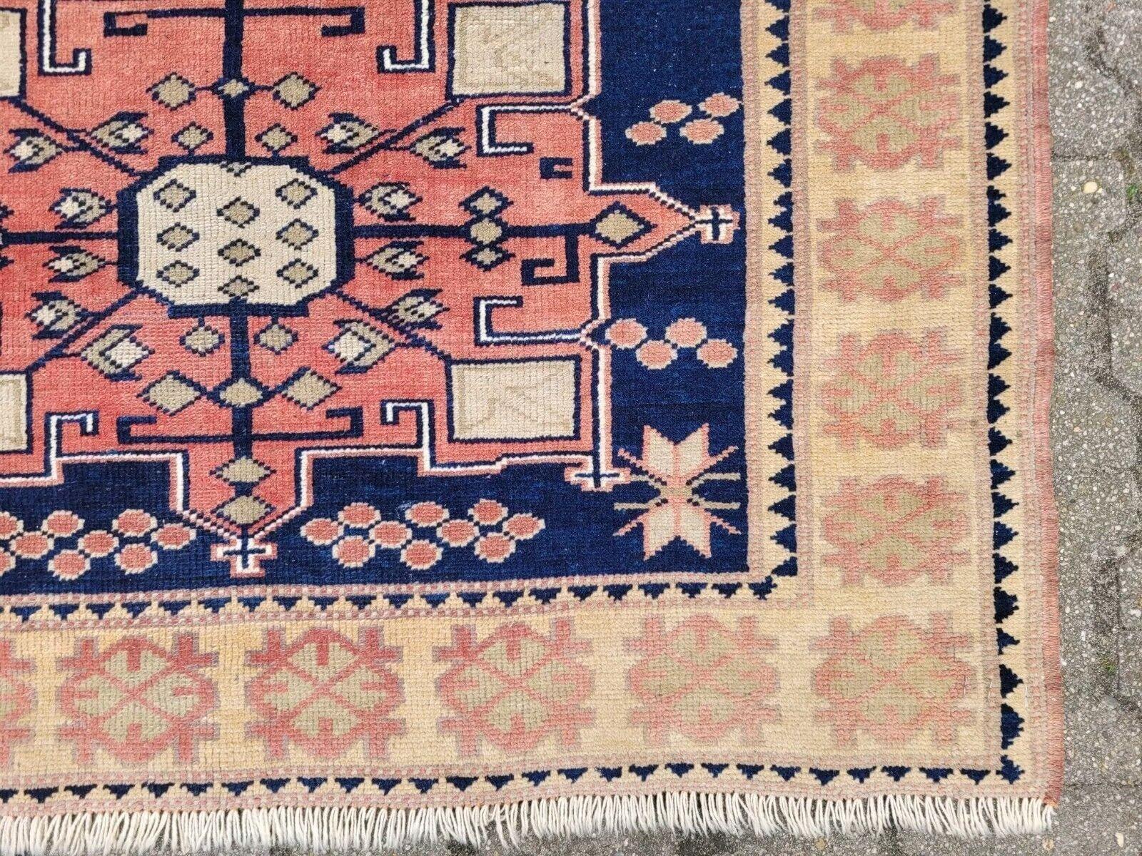 Handgefertigter türkischer Vintage Kars-Teppich 3,5' x 5,4' (108 x 166 cm), 1970er Jahre - 2K06 (Handgeknüpft) im Angebot
