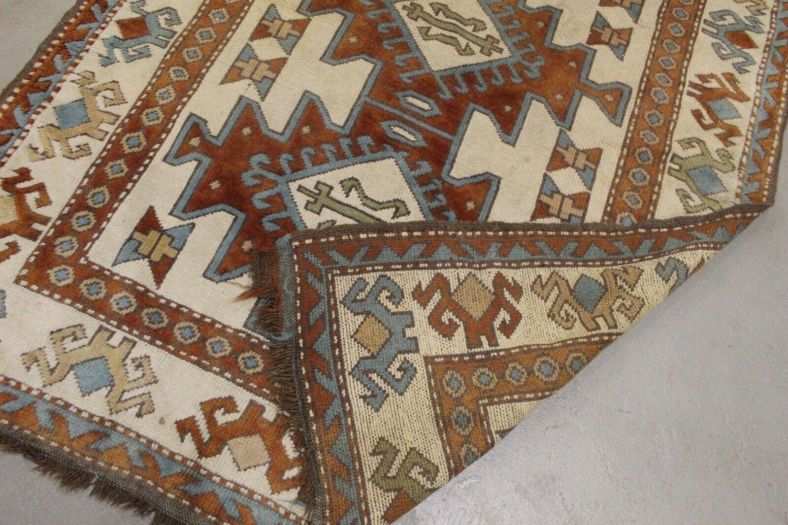 Verschönern Sie Ihren Wohnbereich mit dem zeitlosen Charme dieses handgefertigten türkischen Kars-Teppichs im Vintage-Stil aus den 1970er Jahren. Mit den Maßen 4,4' x 6' bietet dieser Teppich ein geometrisches Design, das jedem Raum einen Hauch von