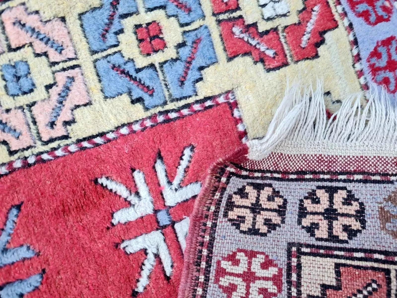 Un aperçu du patrimoine anatolien
Ce tapis turc vintage de Kars, fait à la main et datant des années 1960, est un exemple remarquable des robustes traditions de tissage anatoliennes. Les tapis de la région de Kars, dans le nord-est de la Turquie,