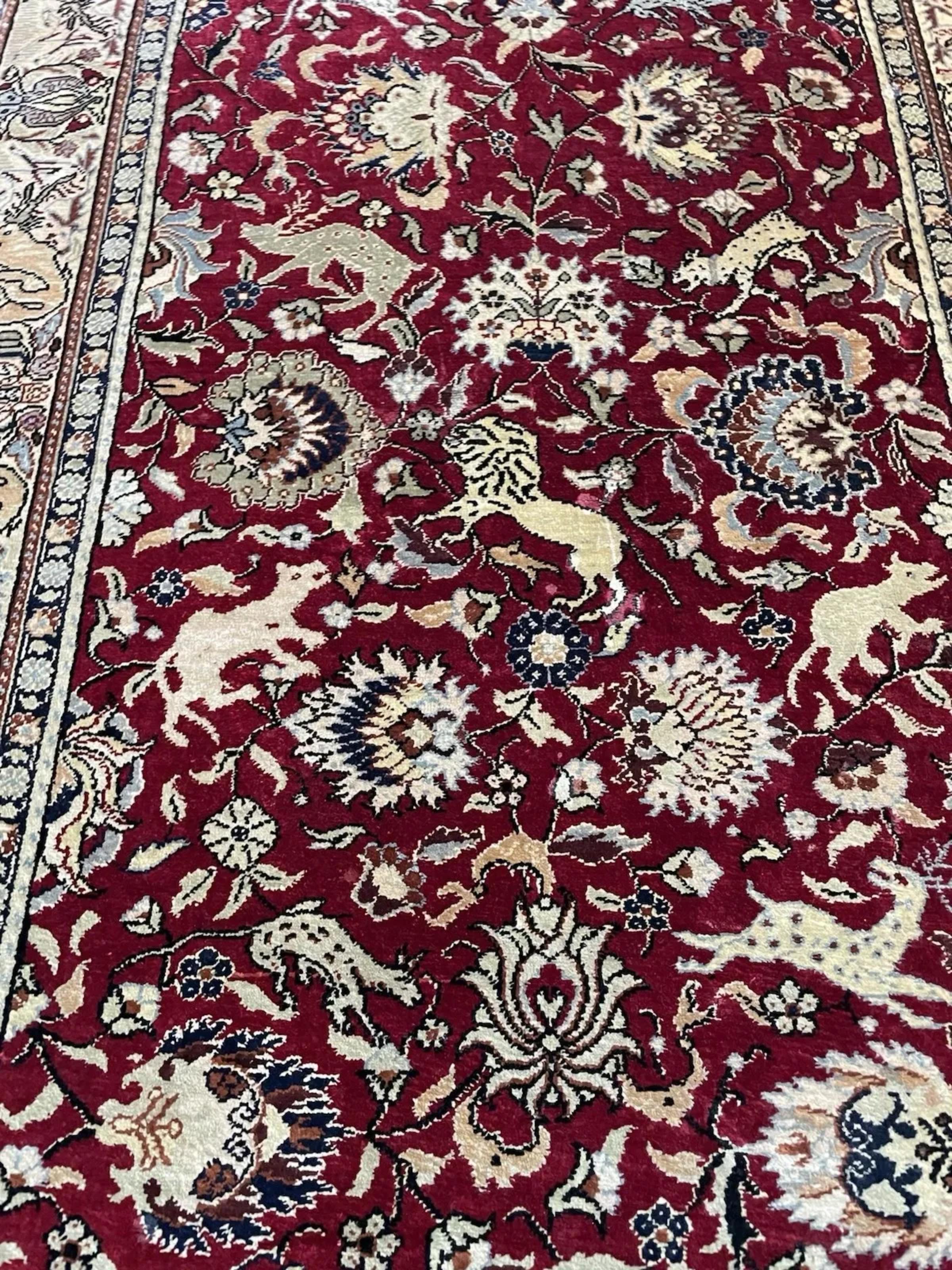 Si tratta di uno squisito esempio in miniatura di tappeto turco vintage in seta Hereke, annodato a mano in Turchia e risalente agli anni Settanta. I tessuti Hereke sono famosi in tutto il mondo per l'eccezionale densità dei nodi e l'impareggiabile