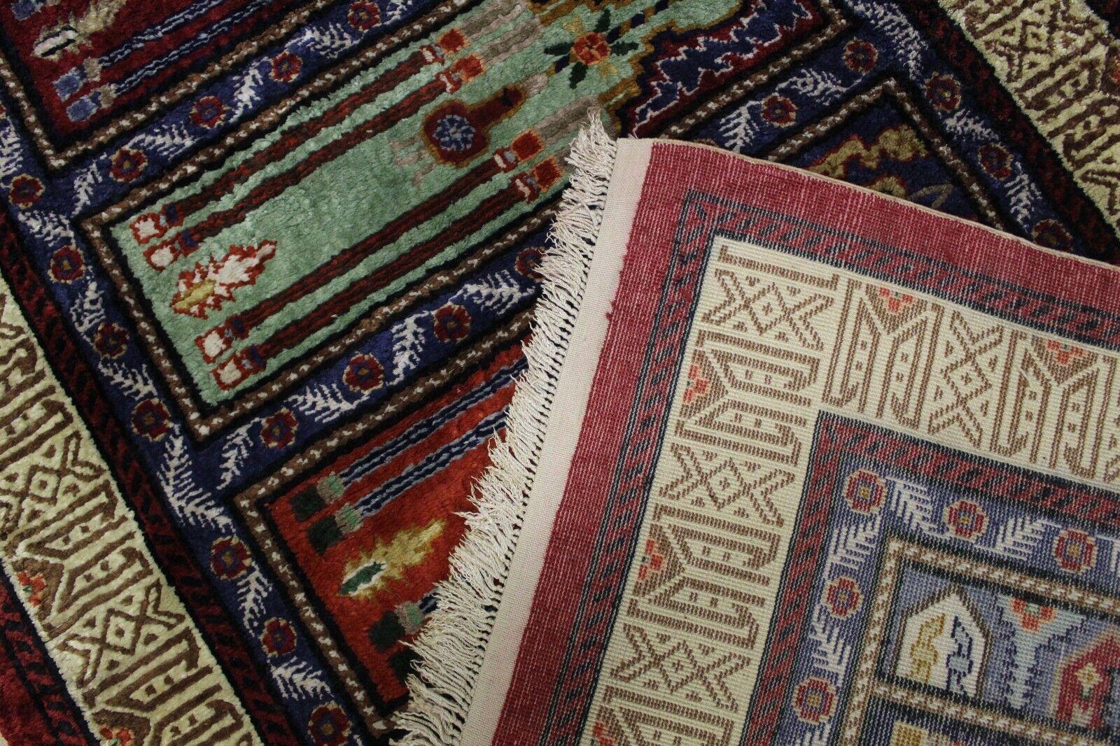Werten Sie Ihre Einrichtung mit unserem handgefertigten türkischen Seidenteppich Vintage Keyseri aus den 1970er Jahren auf. Mit den Maßen 2,8' x 7' ist dieser Teppich ein Meisterwerk an Kunstfertigkeit und Handwerkskunst, das die komplizierte