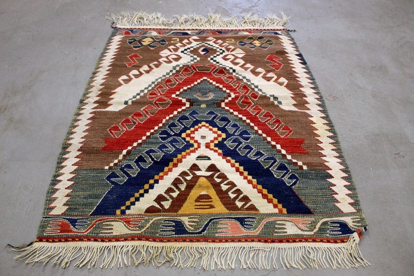 Vintage Handmade Turkish Konya Kilim Rug
Il s'agit d'un tapis Rug & Kilim turc vintage des années 1960, fait à la main, en laine. En tant que textile traditionnel à tissage plat, il témoigne de l'art géométrique et tribal de la région de Konya. Le