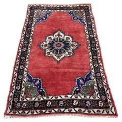 Tapis rouge turc Konya fait à la main 3.7' x 6.1', années 1960 - 1S14
