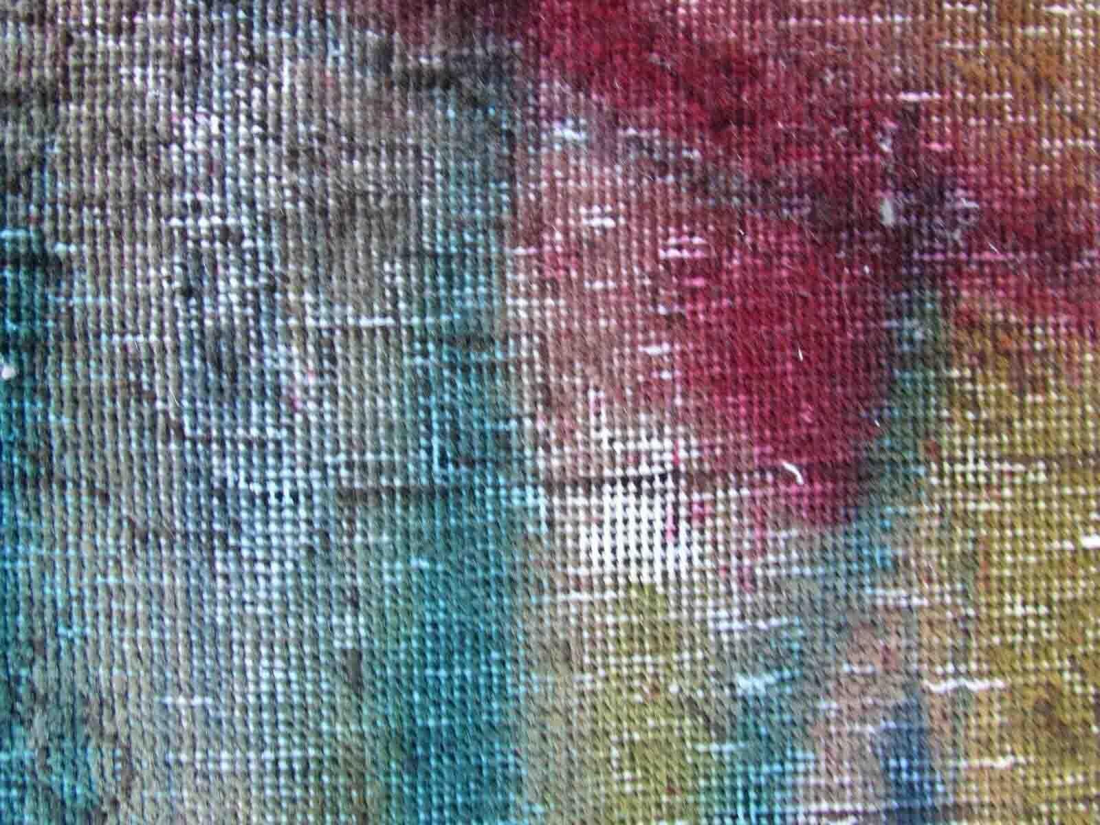Handgefertigter türkischer Konya-Teppich mit überfärbten Farben. Der Teppich ist im Originalzustand, er ist beschädigt. Sie stammt aus dem Ende des 20. Jahrhunderts.
