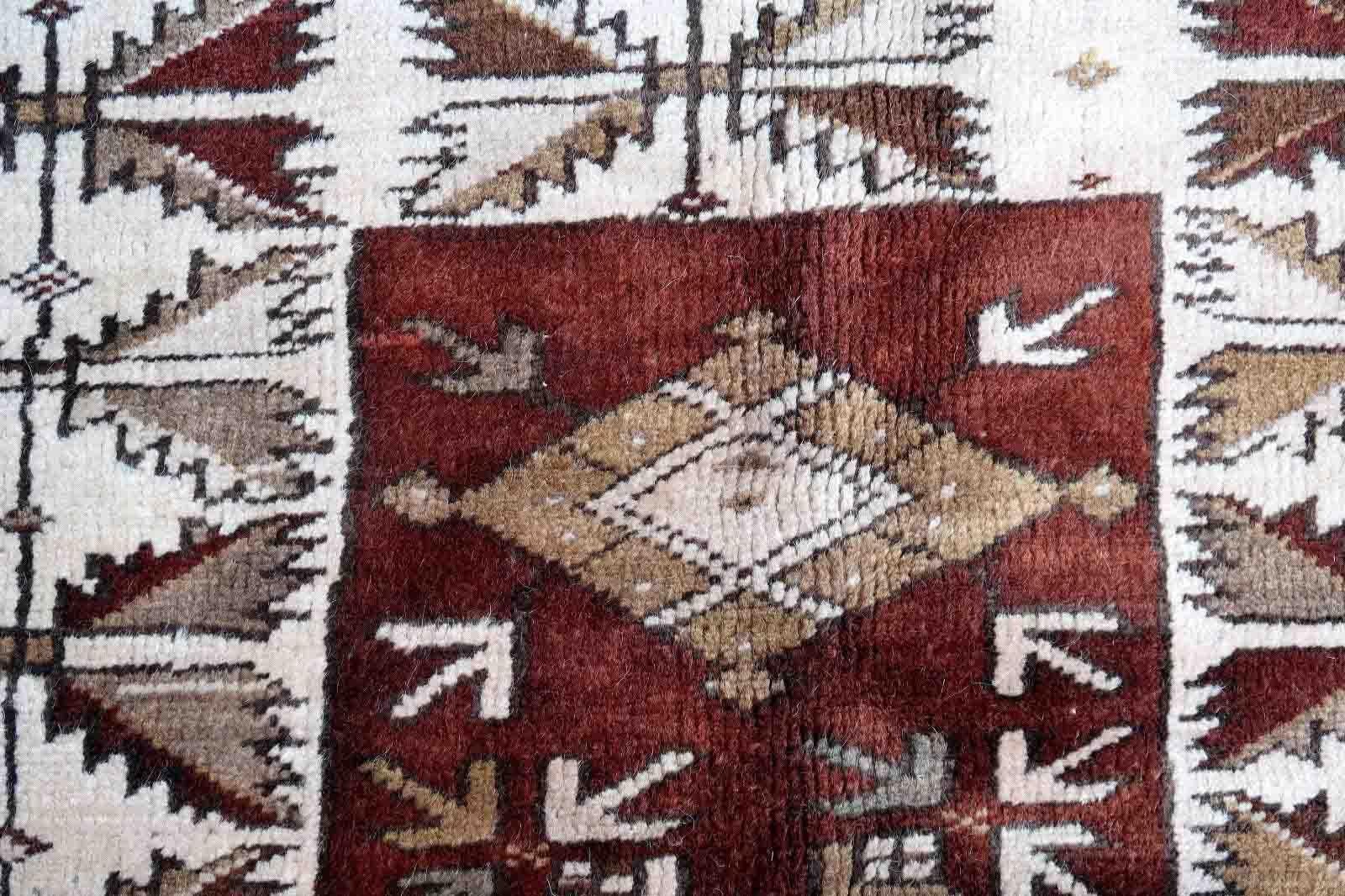 Handmade vintage Turkish rug from Melas region in natural dyes. The rug is from the middle of 20th century in original good condition.

-condition: original good,

-circa: 1940s,

-size: 3.9' x 6.5' (120cm x 200cm),

-material:
