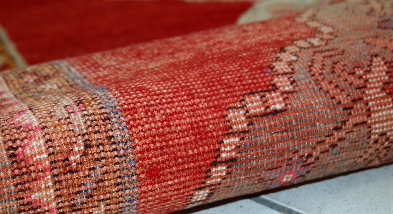 Runner vintage in lana turca Oushak in buone condizioni originali. È in tonalità rosso vivo con medaglioni blu cielo. La lana è molto morbida.

-Condizioni: originali buone,

-Circa: anni '40,

-Dimensioni: 3,6' x 11,1' (110 cm x 340