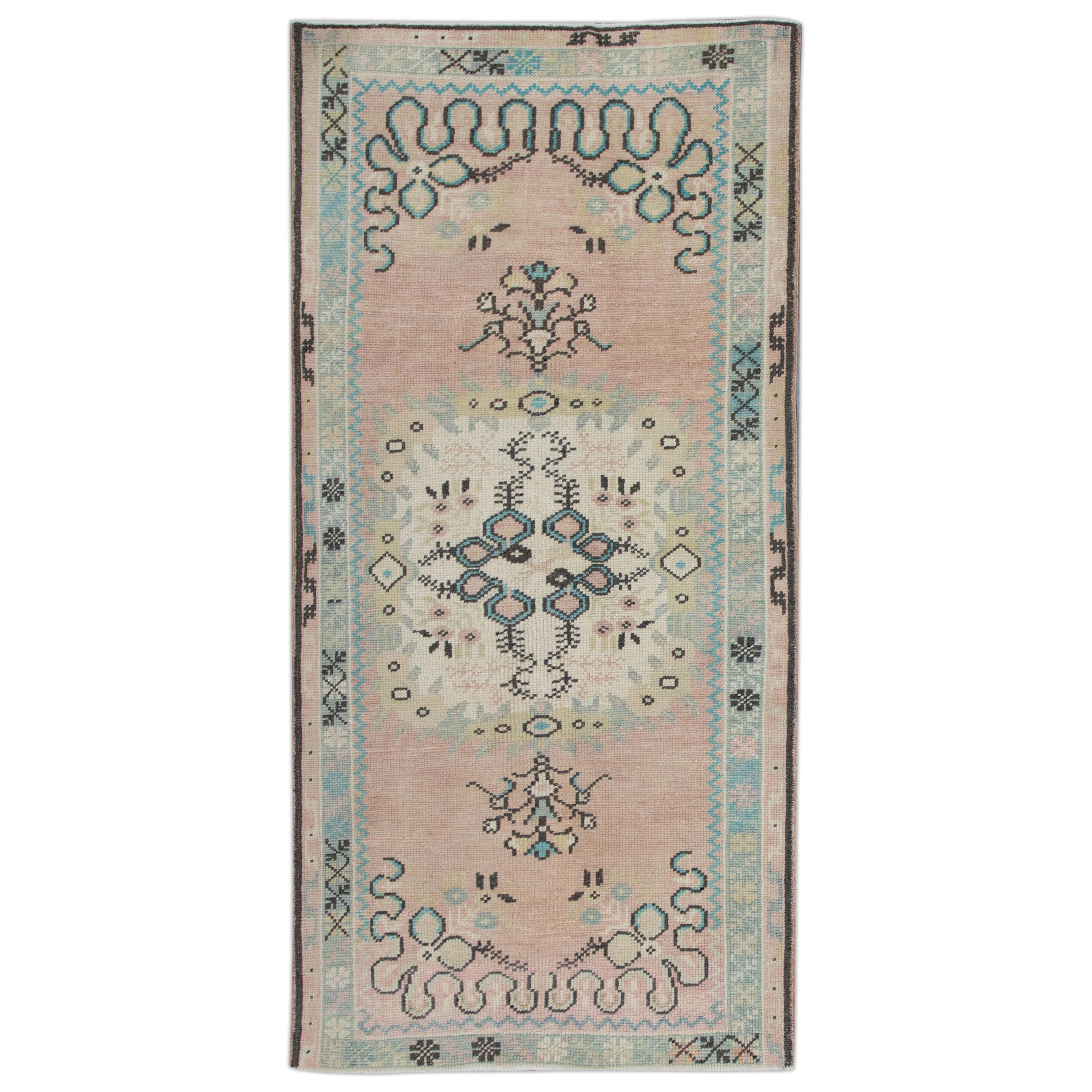 Handgefertigter türkischer Vintage-Teppich 2'11" x 5'10" im Angebot