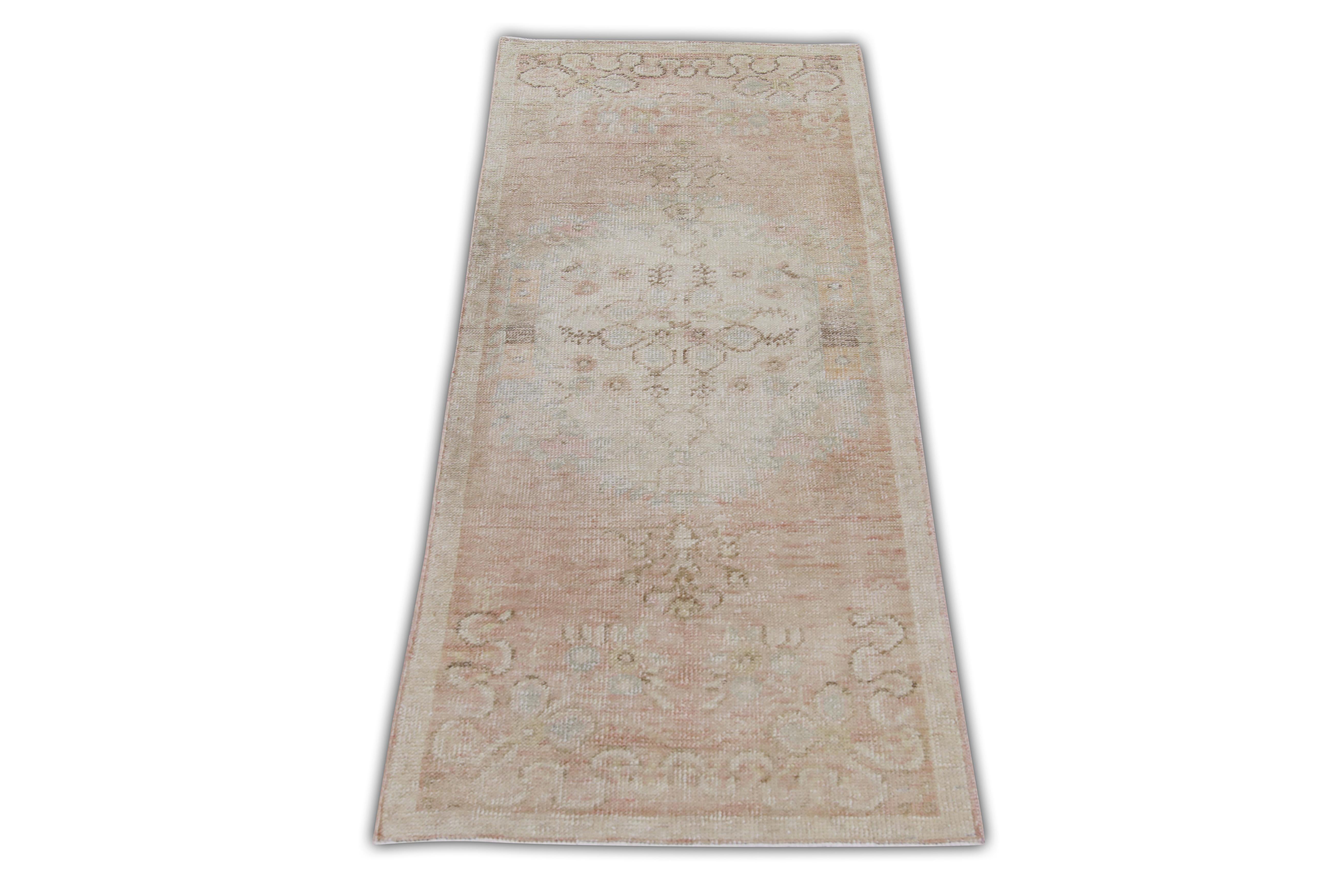 Vintage By est un tapis vintage en laine nouée à la main, fabriqué avec soin par des artisans qualifiés selon des techniques traditionnelles transmises de génération en génération. Ce tapis exquis s'enorgueillit d'une étonnante gamme de teintures